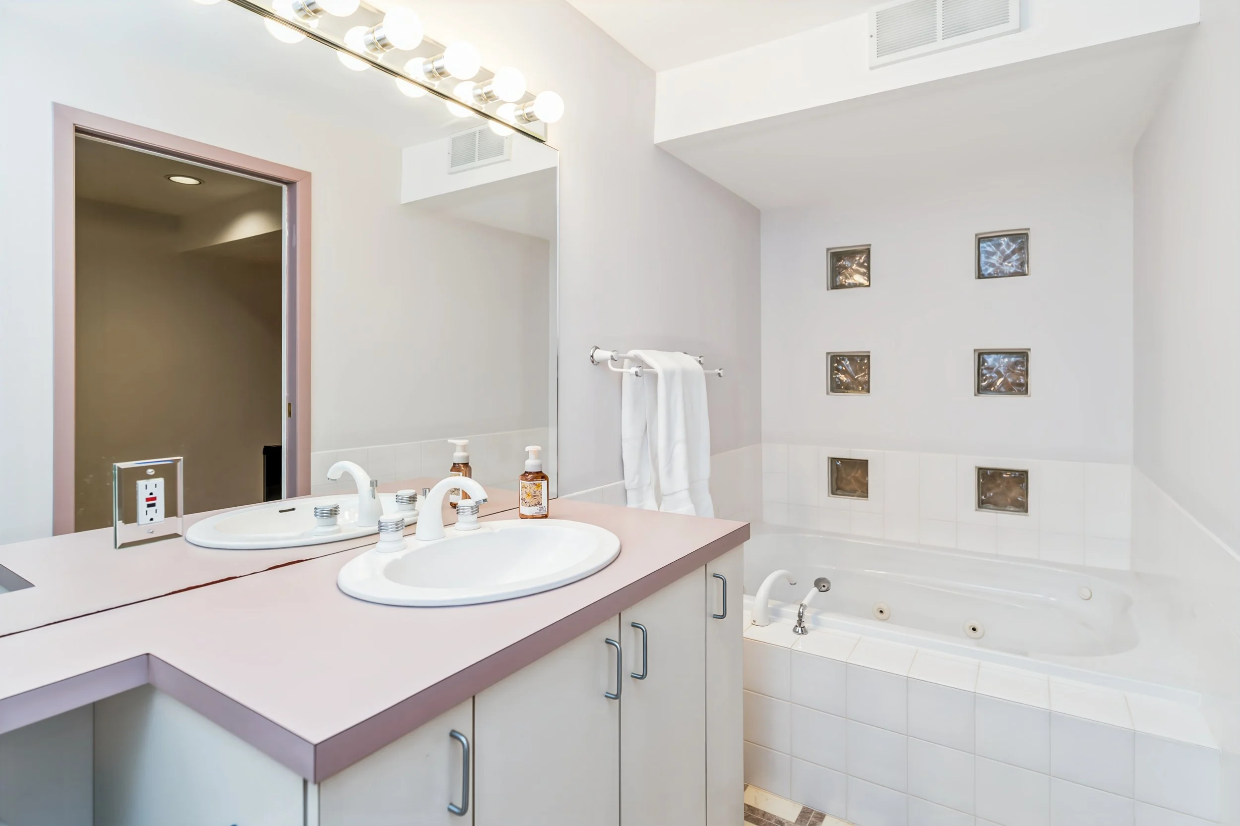 040 Deep jetted bathtub in the lower-level bathroom..jpg