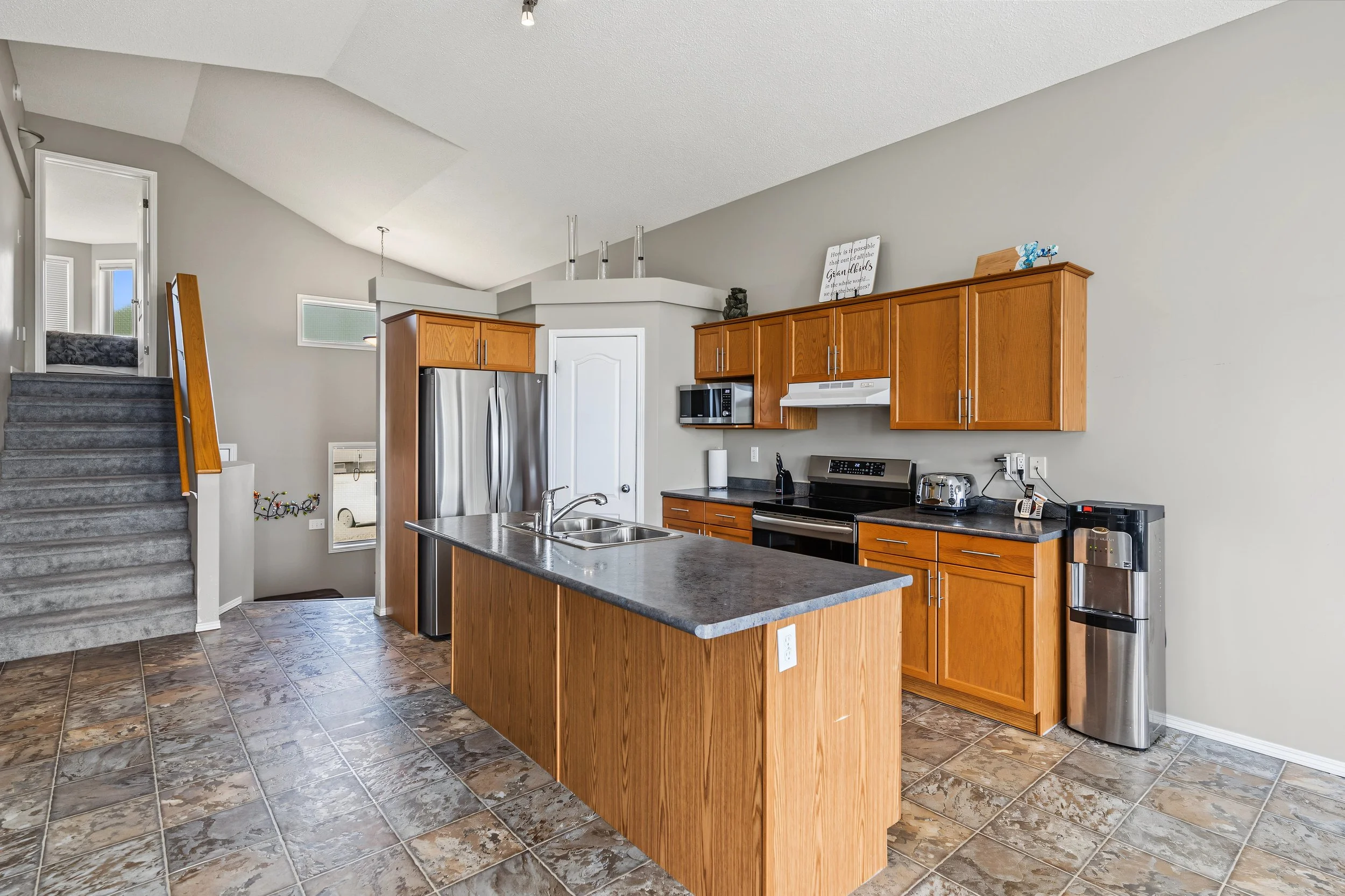 008 Kitchen island with breakfast bar seating area.jpeg