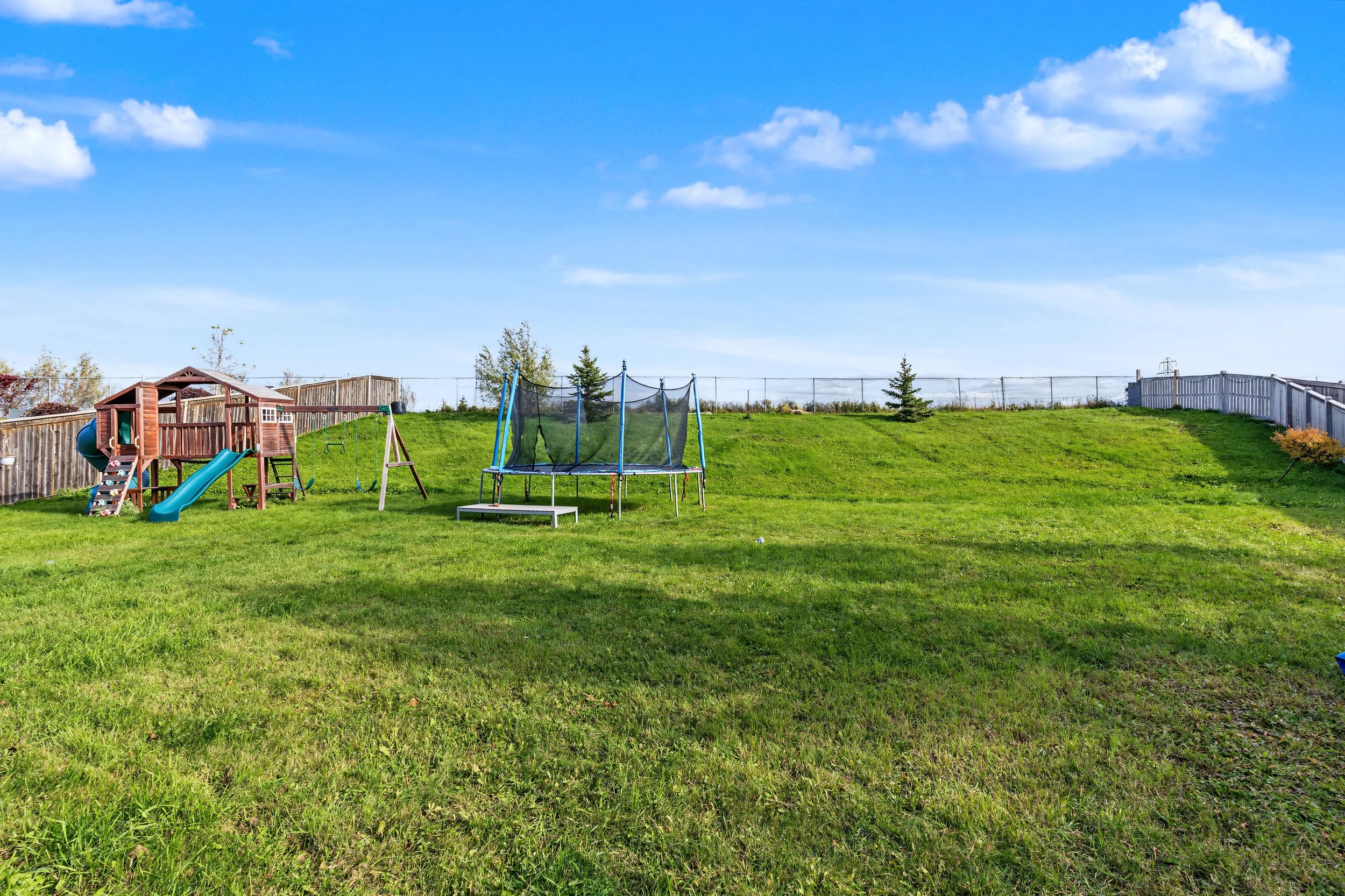038 homes with large yards in transcona.jpeg
