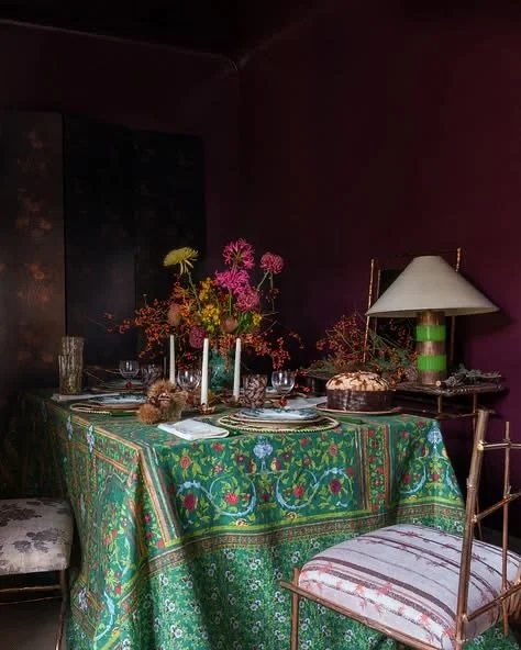 Emerald greens, earthy tones, woven placemats, and Tuscan tablescapes - a study in tablescapism.