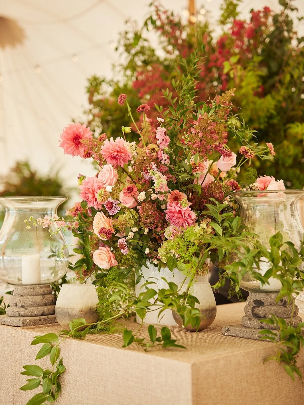 Color, texture, scale, all working in quiet harmony.

Florals: @lewismillerdesign