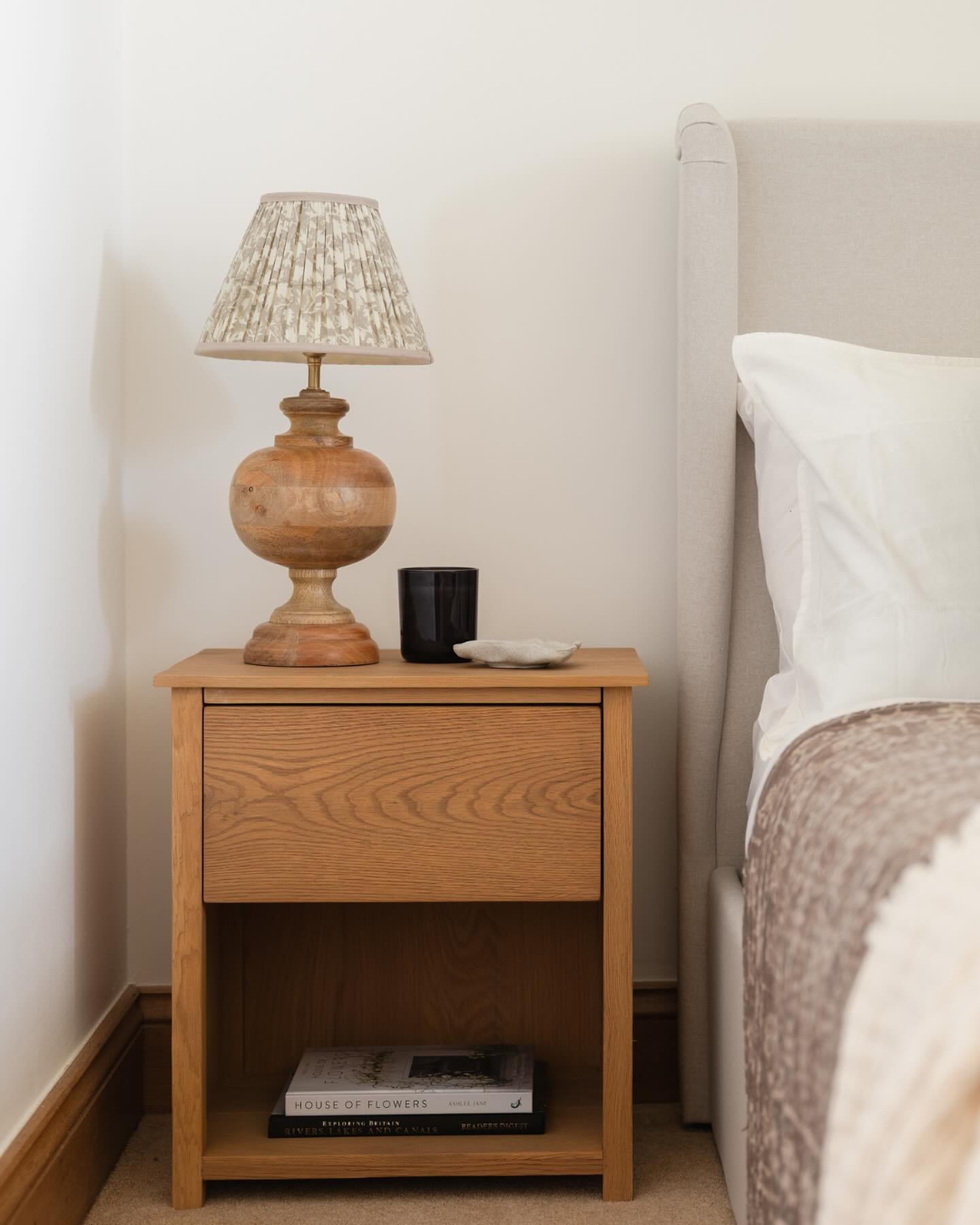 Coming in HOT on this Monday morning with reveal shots of this gorgeous guest room I designed not so long ago 🕊️ 

Fresh, warm and a hell of a lot of pattern! 

Let me know your thoughts &darr; 

📷 | @studio.maple 

#interiordesign #interiors #desi