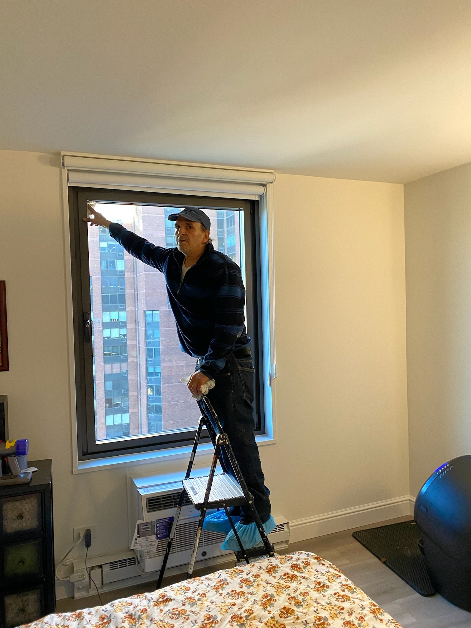 Sparkling window detailing by our pro cleaner on the Upper East Side (UES). We handle glass and frames with care and clarity.