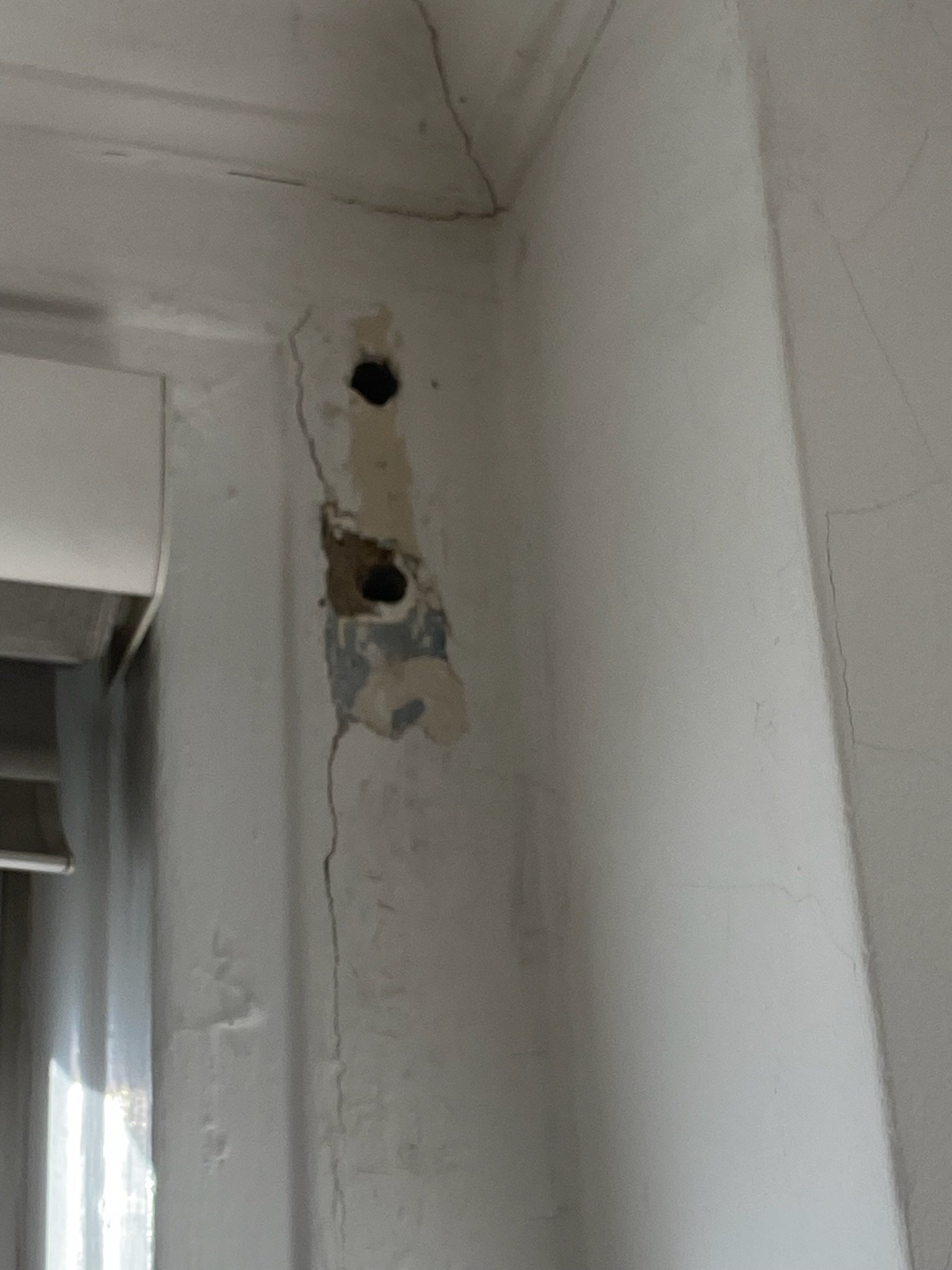 Plaster and paint damage along the trim was repaired by our team on the Upper East Side (UES). We restore corners and edges with clean craftsmanship.