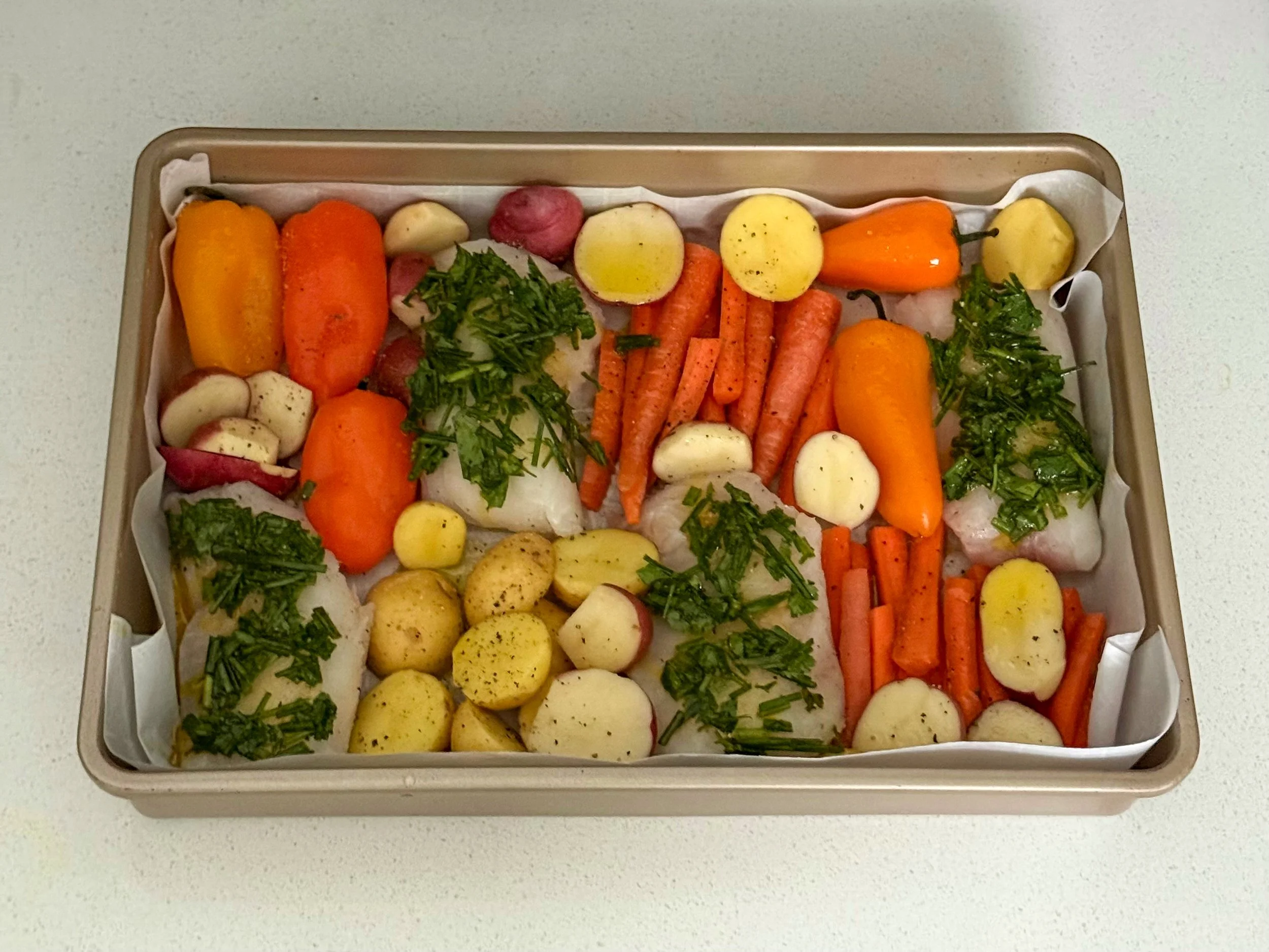 YEŞİL SOĞAN &amp; MAYDANOZ SOSLU BALIK VE SEBZELER