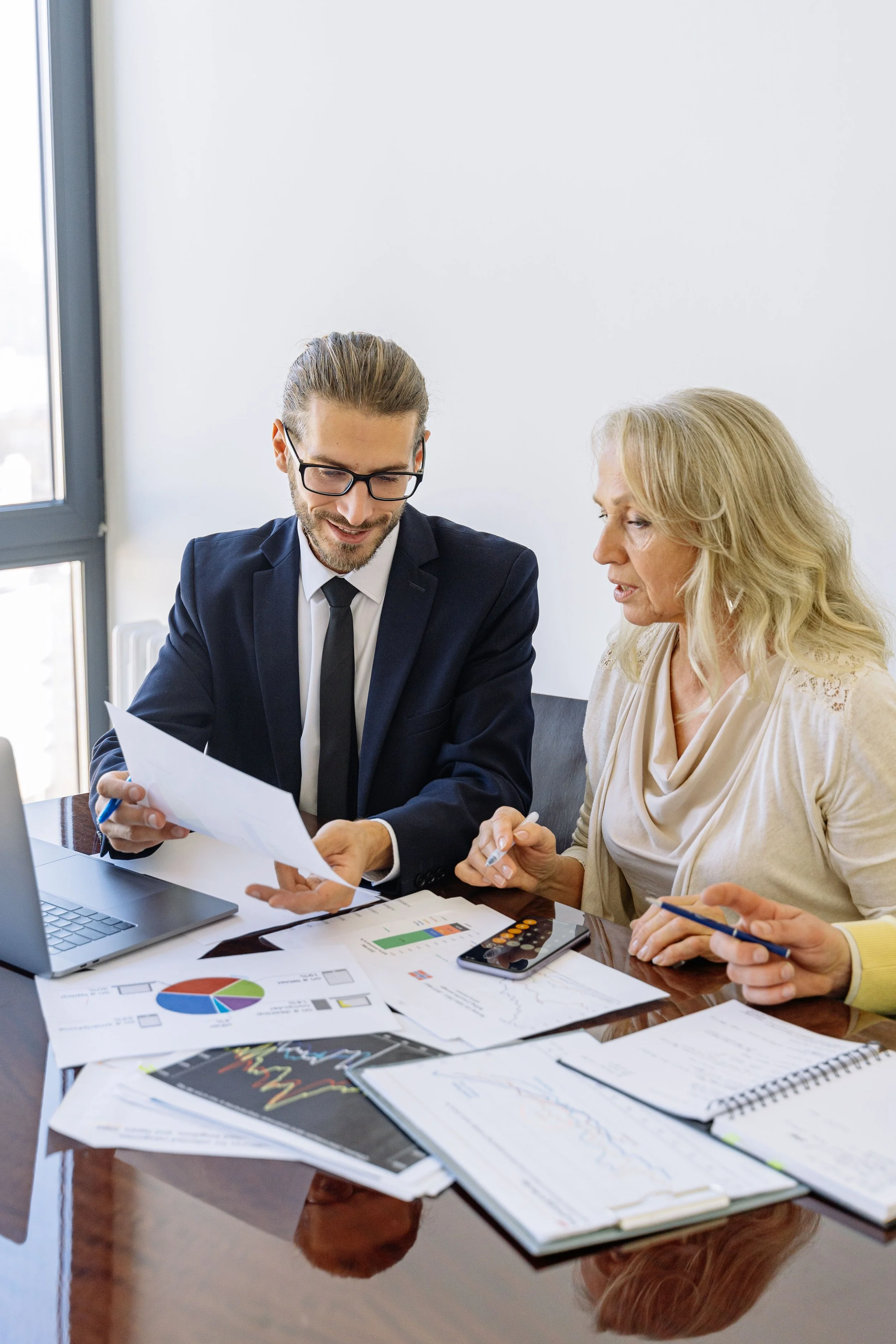 Financial Consultant vs. Forensic Expert in Divorce: Which One Do You Really Need?