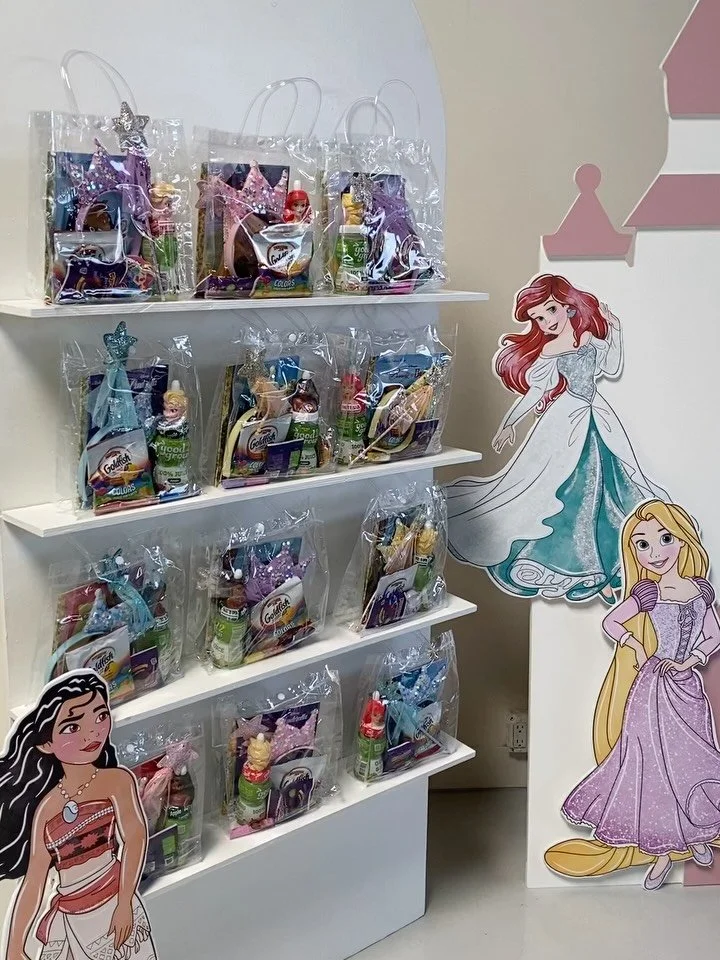 Princess Jaide πΈπ½π©·π
•
•
This 3rd birthday was crafted with so much fairy god mother magic β¨ Mom and grandma made sure their baby girl’s celebration was a Disney Princess Fairytale π« π
•
•
Jumper @fun_flatables
Kid&rsq