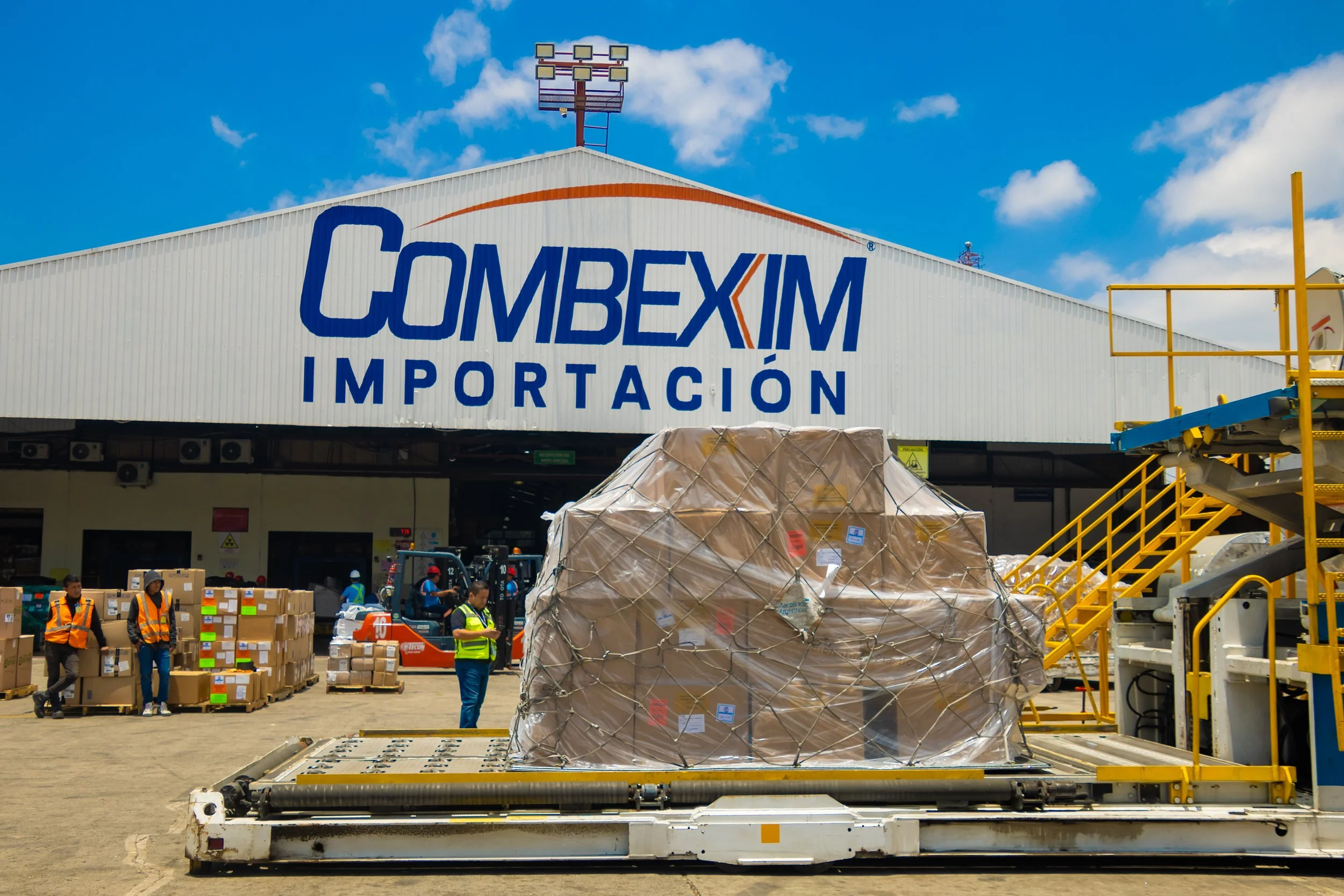Trabajamos de la mano con las principales terminales de carga como COMBEX-IM, garantizando un manejo profesional, seguro y eficiente de tus importaciones y exportaciones aéreas en Guatemala.