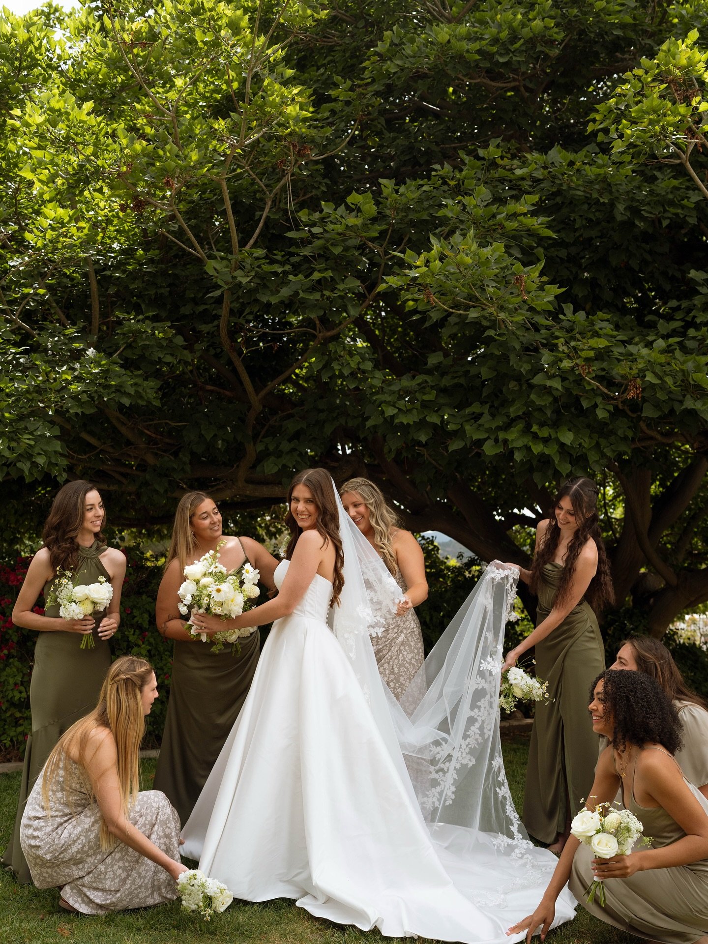 Every bride needs a hype team and a fluff squad 💁&zwj;♀️ 

Photography: @oliviamarie.photographyy 
Florals: @petal.scapefloraldesign