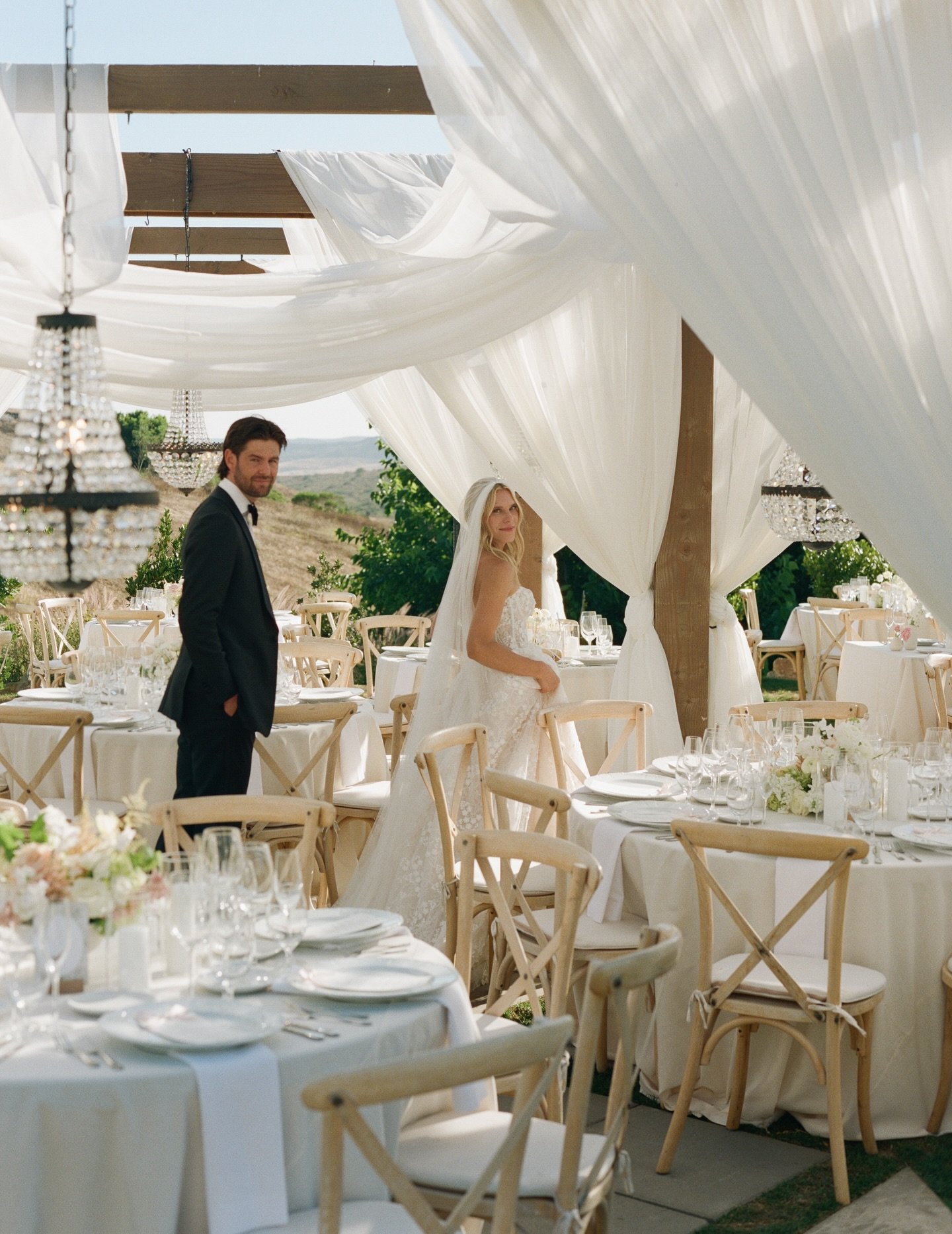 A dream reception made reality 🪽

Planning: @poshvows
Photographer: @dueyphoto
Florals: @petal.scapefloraldesign
Band: @westcoastmusicbevhills
String Quartet: @pinkmozartent
Content Creator: @bridalcontentbesties
Catering + Bar: @coastcatering
Linen