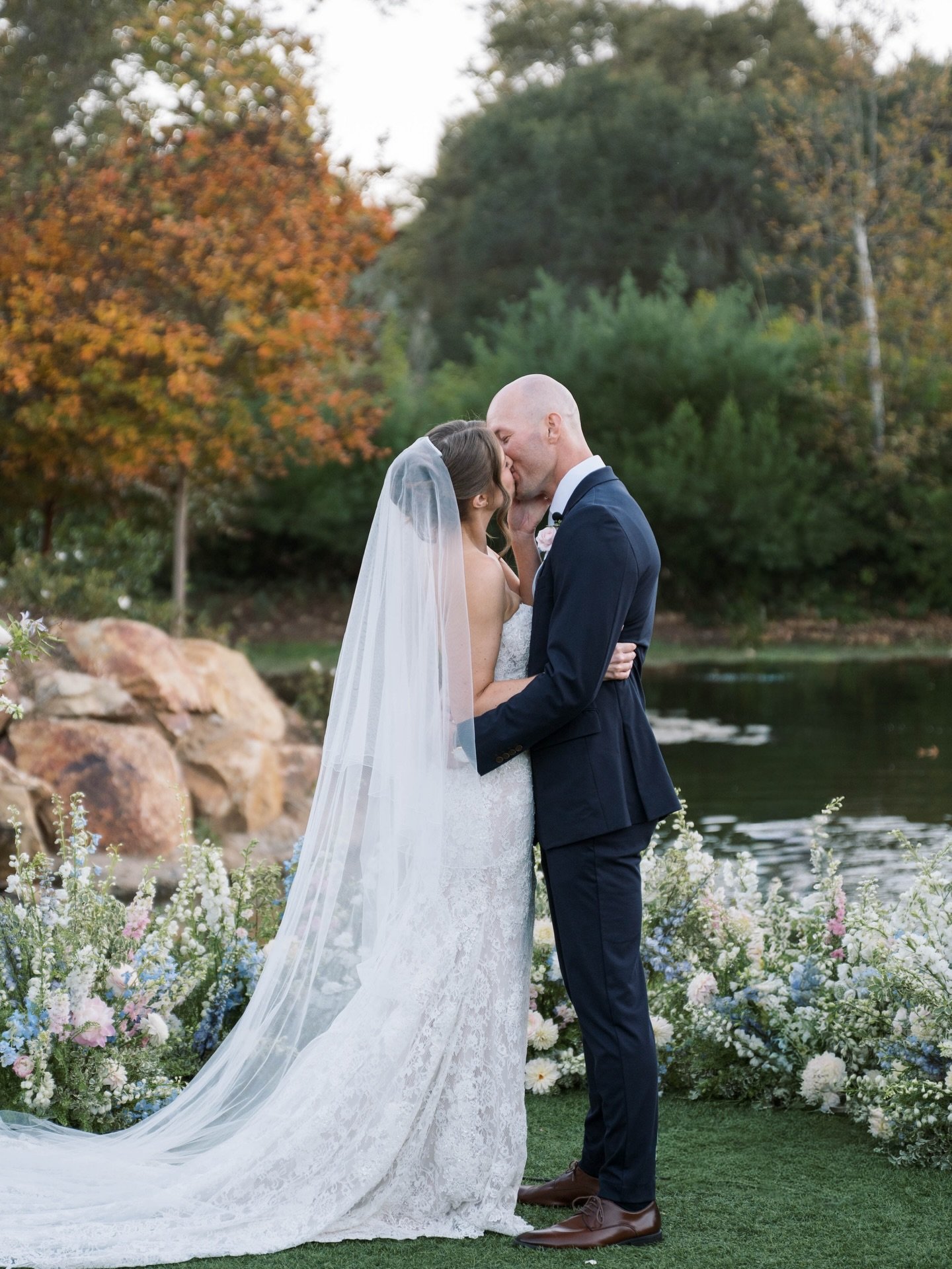 A beautiful repurposed moment. I love the flexibility that grounded arches give, they give a floral moment a whole new life in a different space. 

Venue: @monserateweddings
Photography: @kristinayorksphoto
MUA: @donnadoesbeauty
Bridal Hair: @bridalb