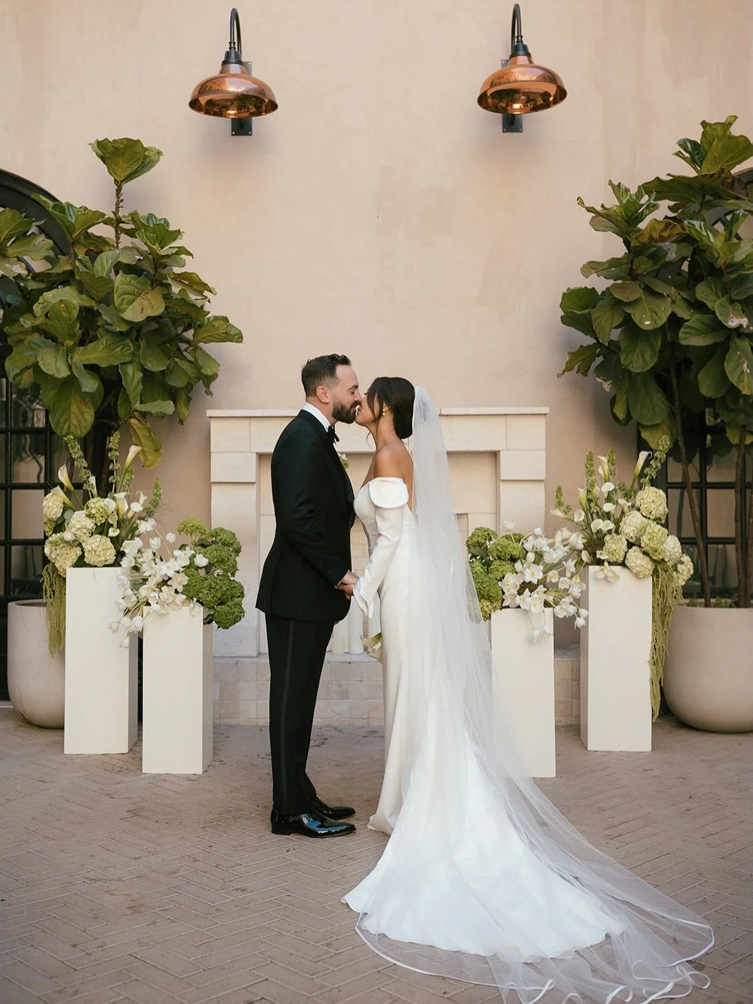 An artful modern design for Olivia and Will at @theguildweddings 

Venue: @theguildhotel
Photography: @alytovar
Florals: @petal.scapefloraldesign
Rentals: @adorefolklore @brighteventrentals @bbjlatavola
DJ &amp; Band: @goldebnbellmusic
Makeup: @makeu