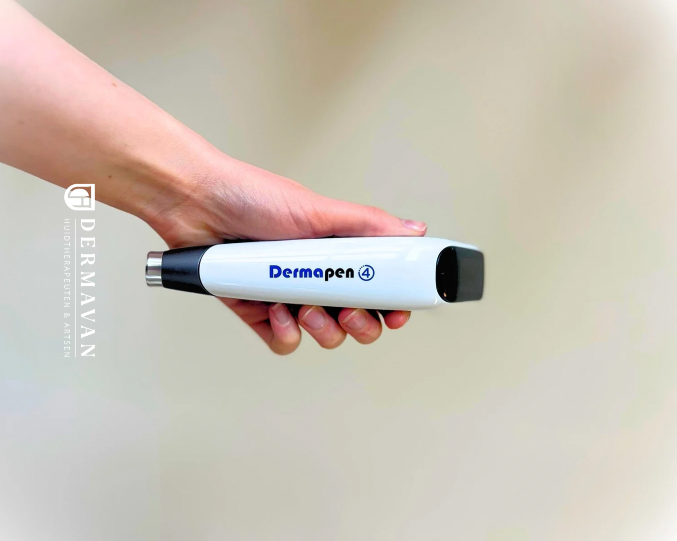 Persoon krijgt een huidbehandeling met een microneedling op het gezicht, uitgevoerd bij Dermavan in Haarlem, huidtherapeutische praktijk.
