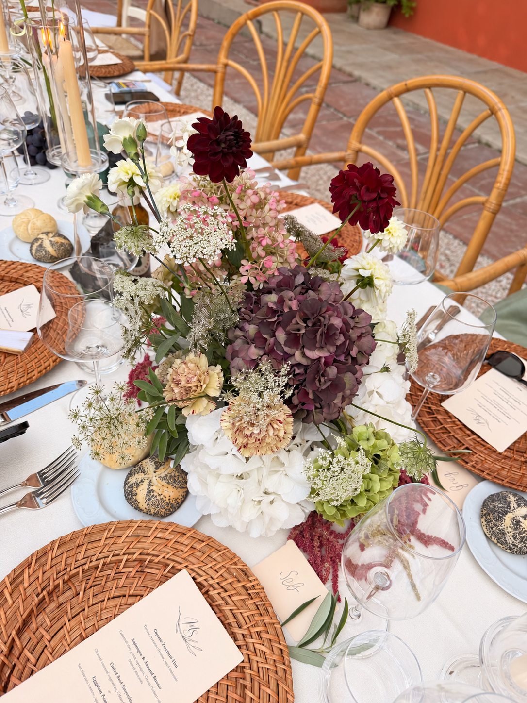 Floraler Mittelpunkt auf festlicher Tafel.png