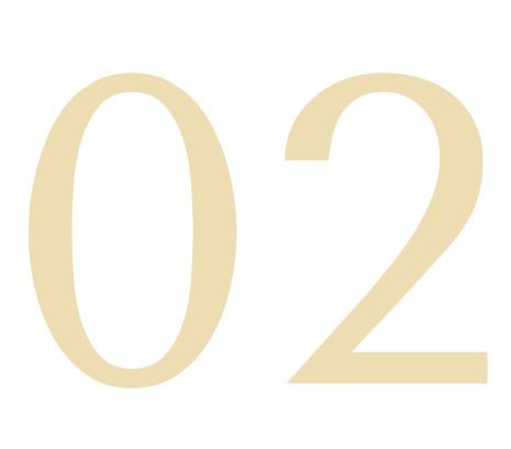 Großer Zahl 02 in beigen Buchstaben auf schwarzem Hintergrund.