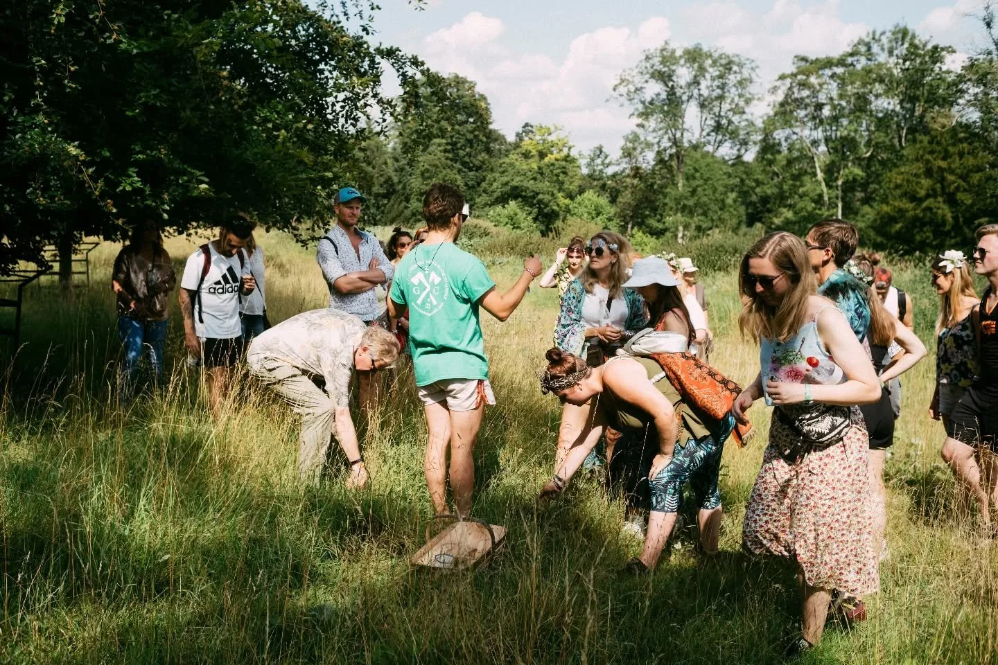 🌱 Still a few spaces left for our coastal foraging walk and lunch on Sunday 19th April!

You'll learn plant and seaweed identification as we meander around Pendennis Headland, followed by a BBQ seafood lunch on the beach.

Alongside ID skills you'll