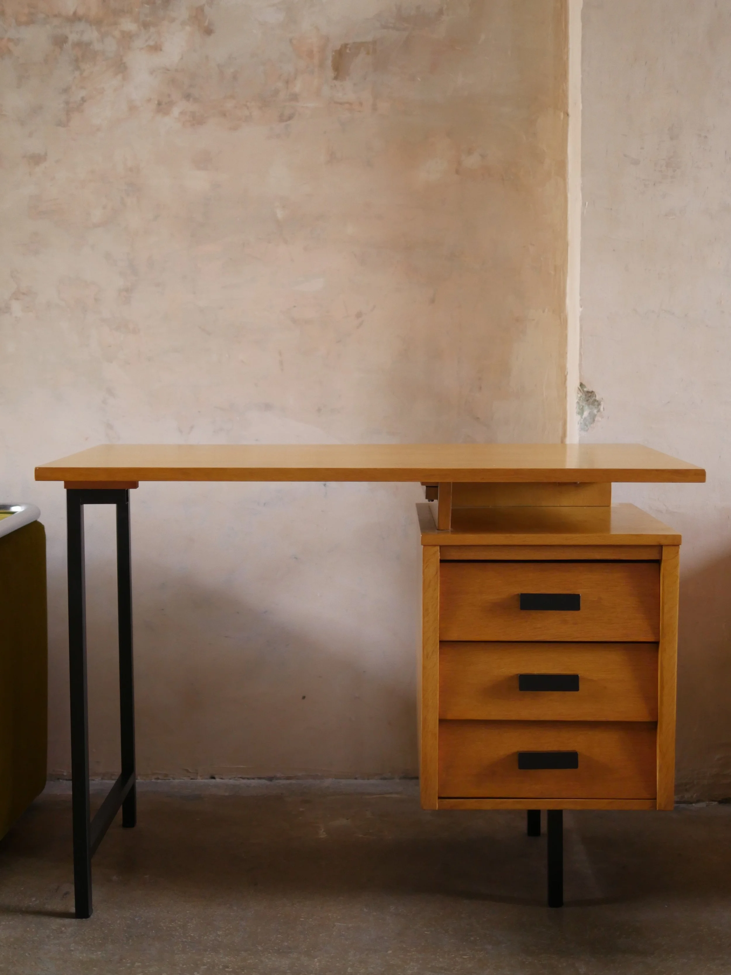 A_Cover_Pierre_Paulin_Desk_Solo.JPG