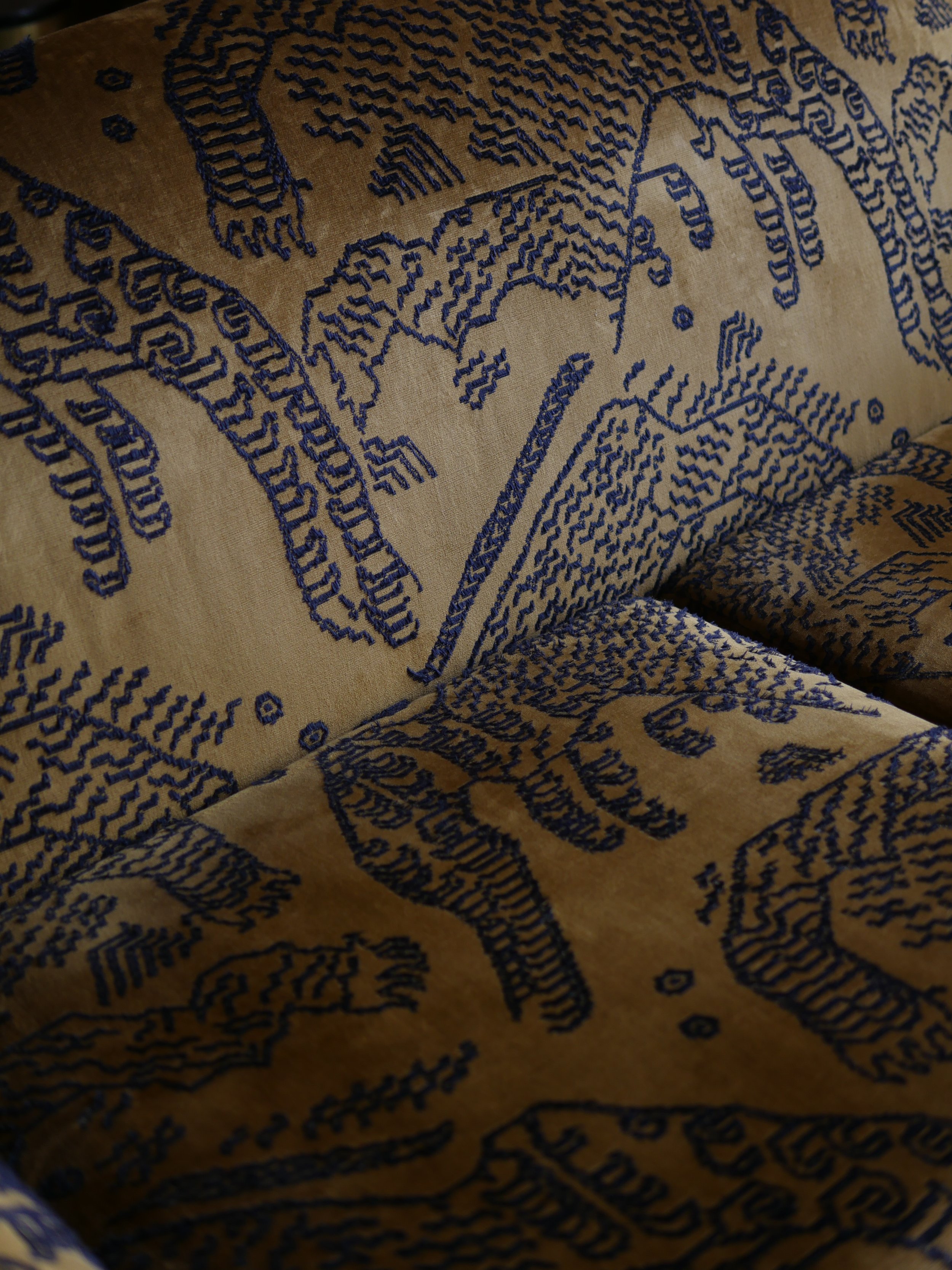 A_Cover_Close_Dedar_Tiger_Print_Milo_Sofa2.JPG