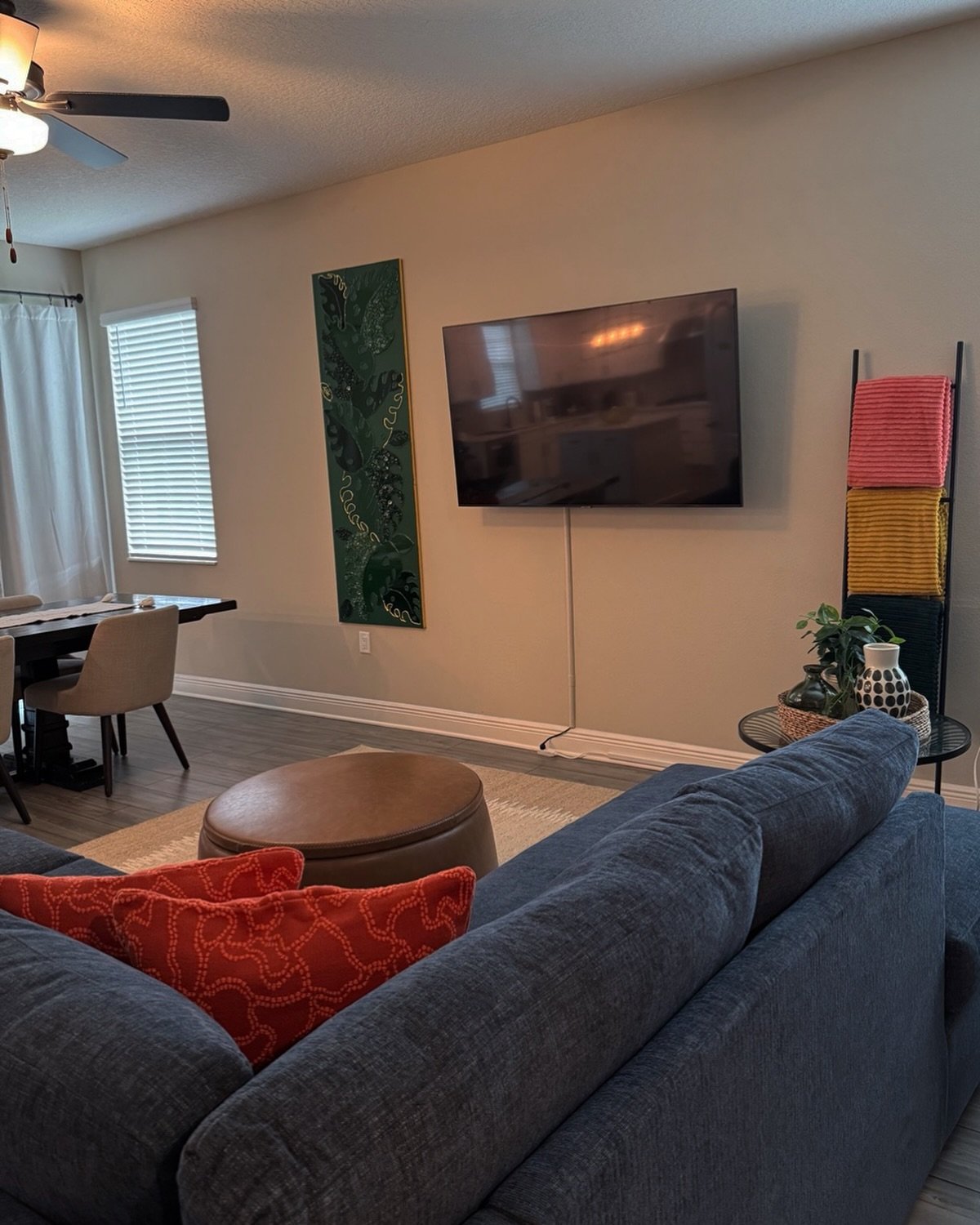 Holiday movies, comfy couch, and all the cozy vibes 🎄✨
Family nights at The Palms just hit different.
#VacationRentalLife #VacationHomeRental #BookYourStay