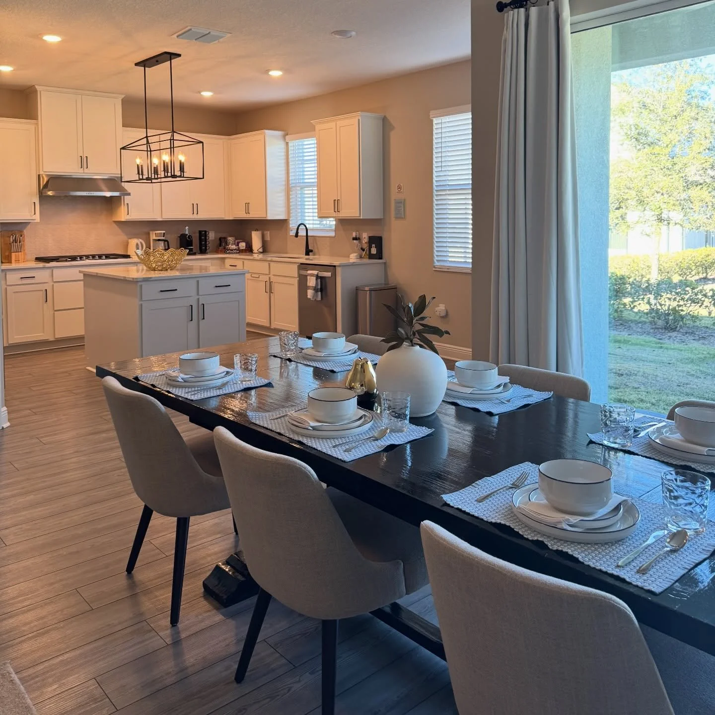 Cooler nights don&rsquo;t stop family dinner at The Palms 🍽️✨