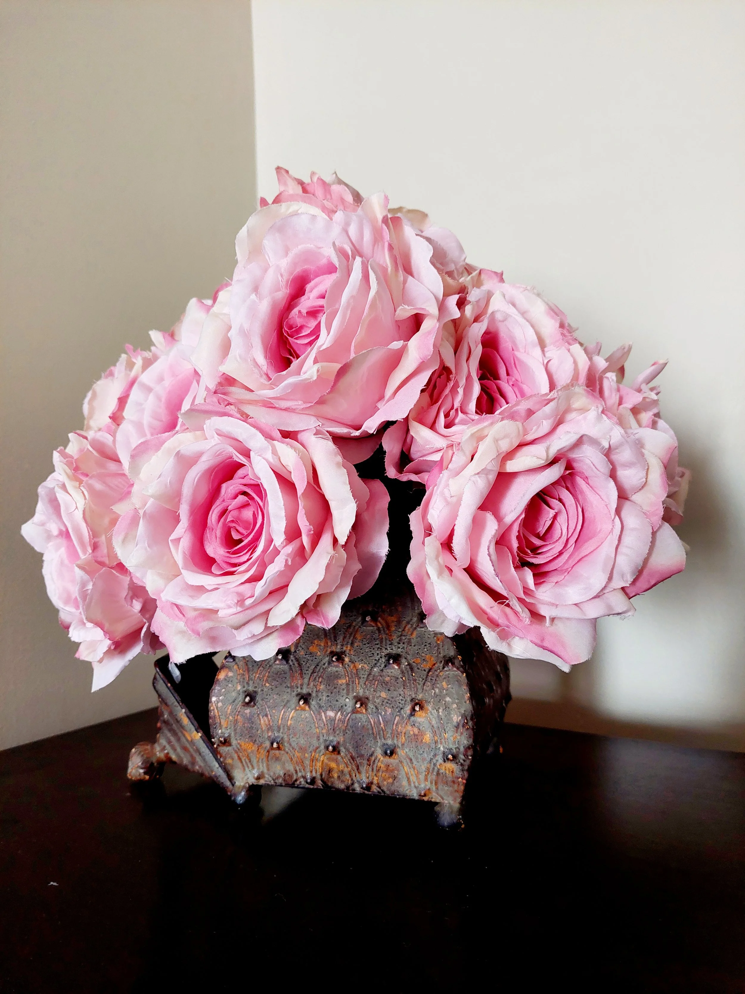 Metal decorative container with lid