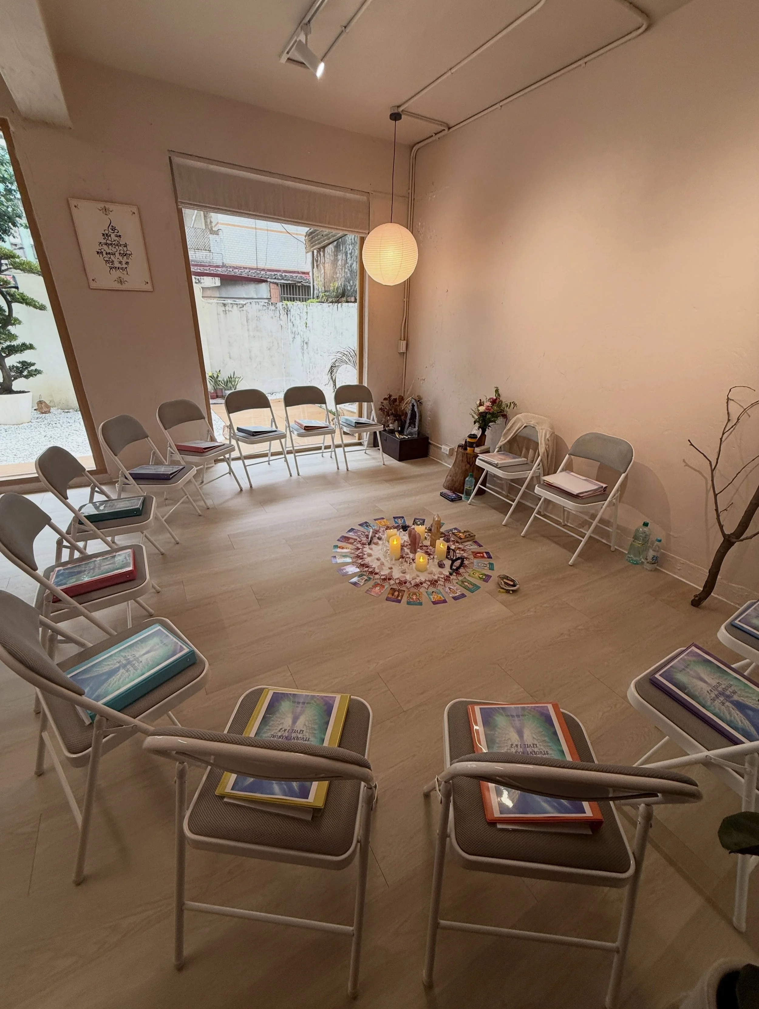 Leaving Taipei after three consecutive weekends of teaching Angelic Reiki workshops to some fabulous healers. 

@alicesplayground I&rsquo;m grateful as always for your hospitality and love.

And Taipei, I am grateful for always being welcomed with op
