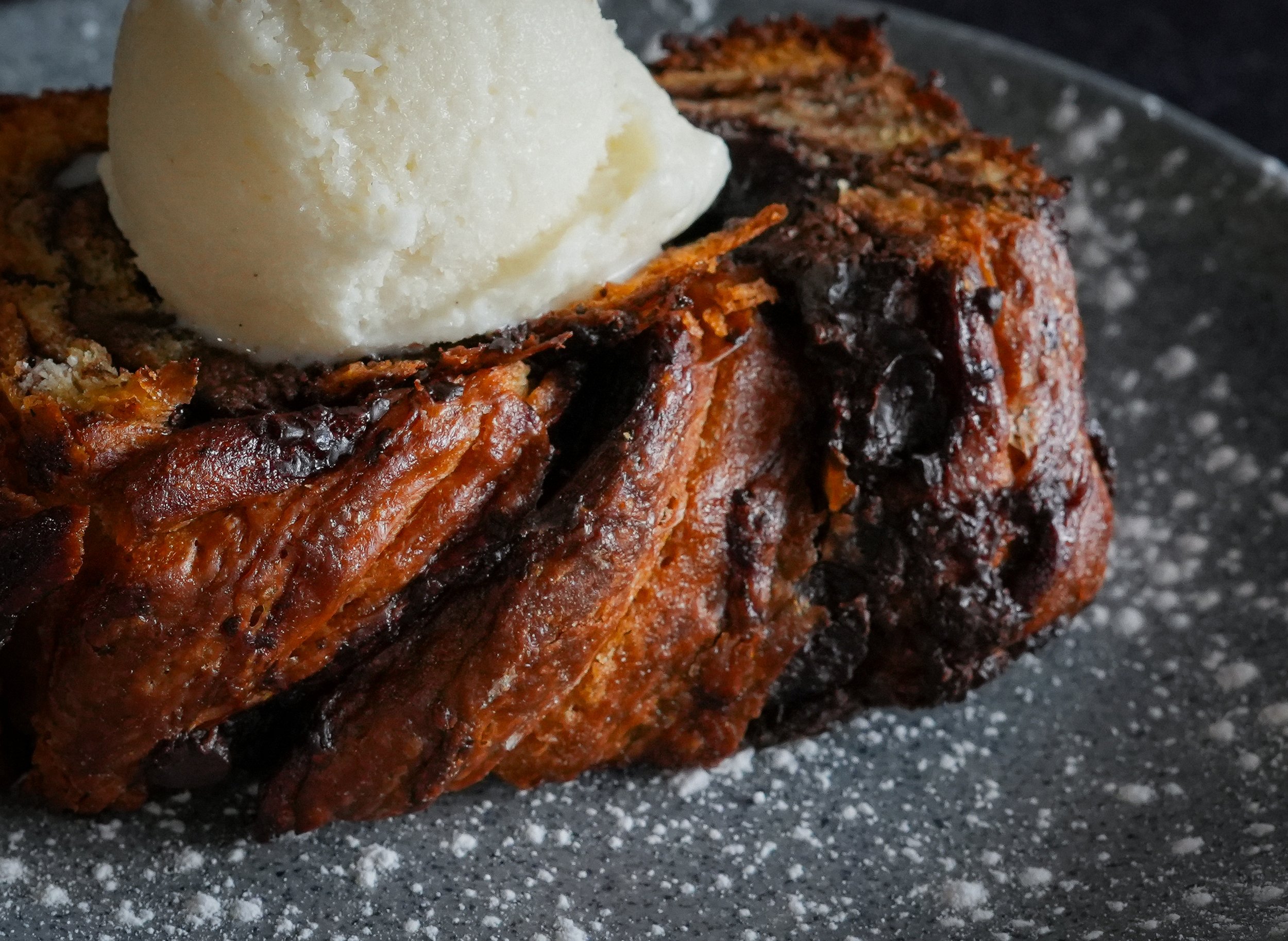 BABKA CALIENTE DE CHOCOLATE CON HELADO