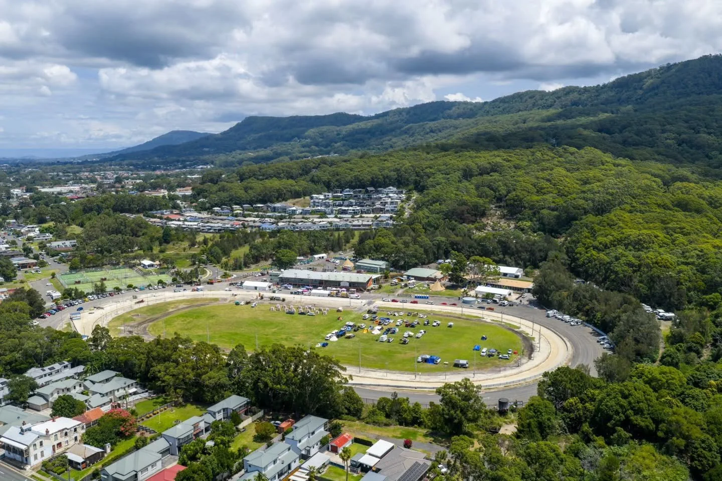 It's shaped up to be a beautiful first day of the festival! It's going to stay like this the whole weekend! We definitely haven't jinxed anything!

Come join us for a rollicking night afternoon/evening 🎪