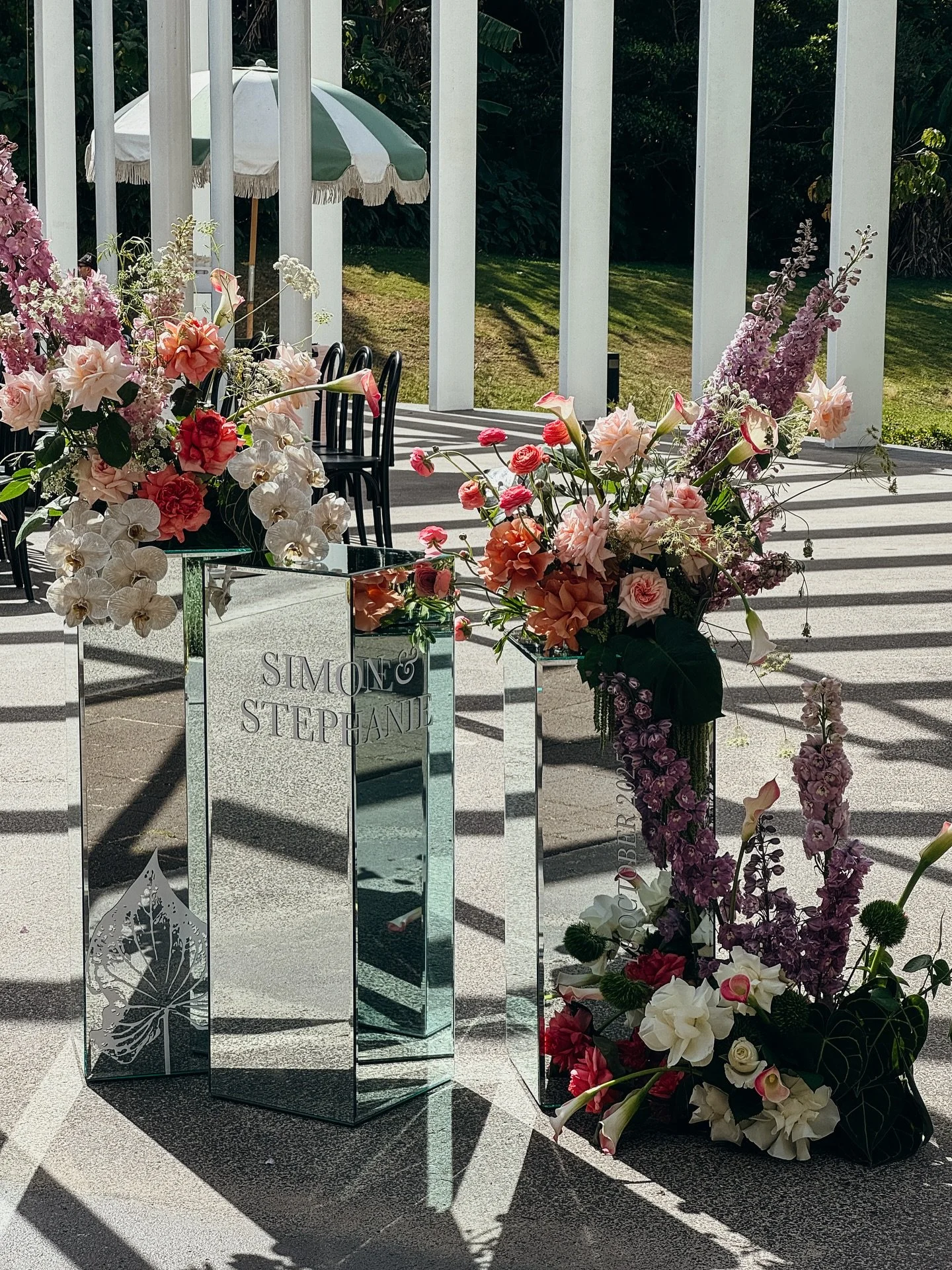 a recent forever fave | our customised mirror plinths replacing the traditional welcome sign, topped with the lushest of blooms, for S&S 
πͺ©ππͺ
#sydneystylist #sydneyweddings #sydneyweddingstylist #mirrormirror #weddingstylist