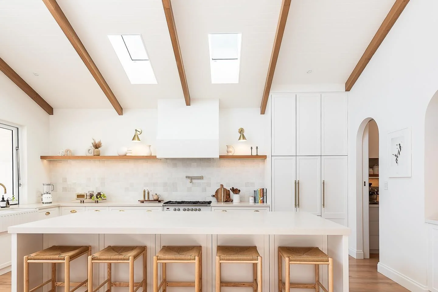 This project at Clarence Gardens is undoubtedly one of my all-time favourites. The combination of timber, natural sunlight, and a stunning island creates a harmonious and inviting space. The classical shaker profile with brass features captures your 