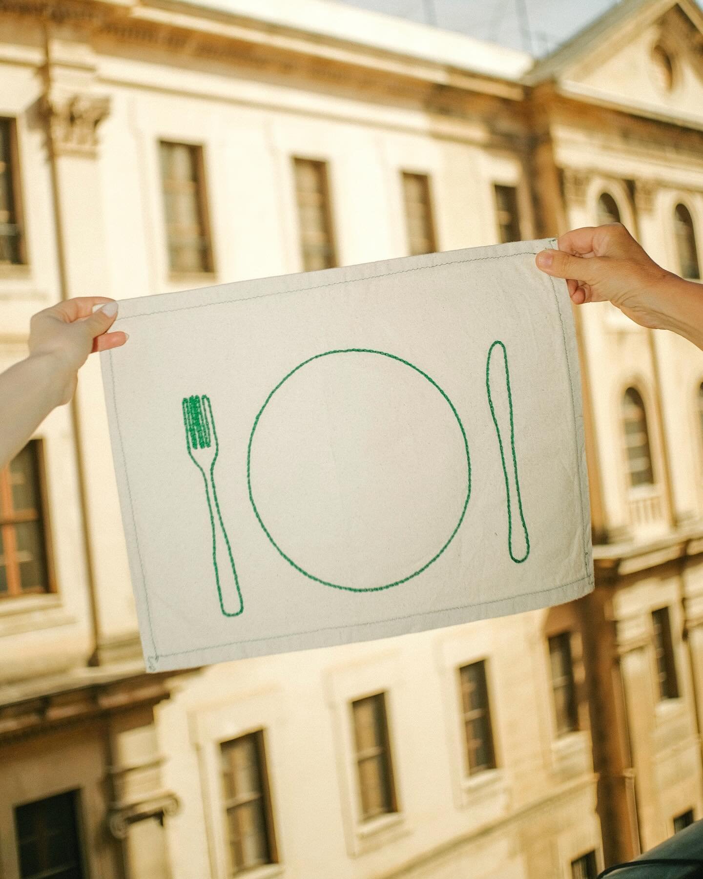 A Plate for One, green edition 🍽️💚
Hand-embroidered 🪡
-
Plato para uno, edicion verde.
Bordado a mano.

#handembroidery #mallorca #tailormade #hechoconamor #lefil