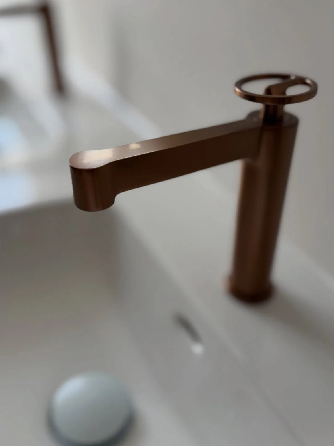 Détail robinetterie cuivrée style industriel salle de bain La Bassée
