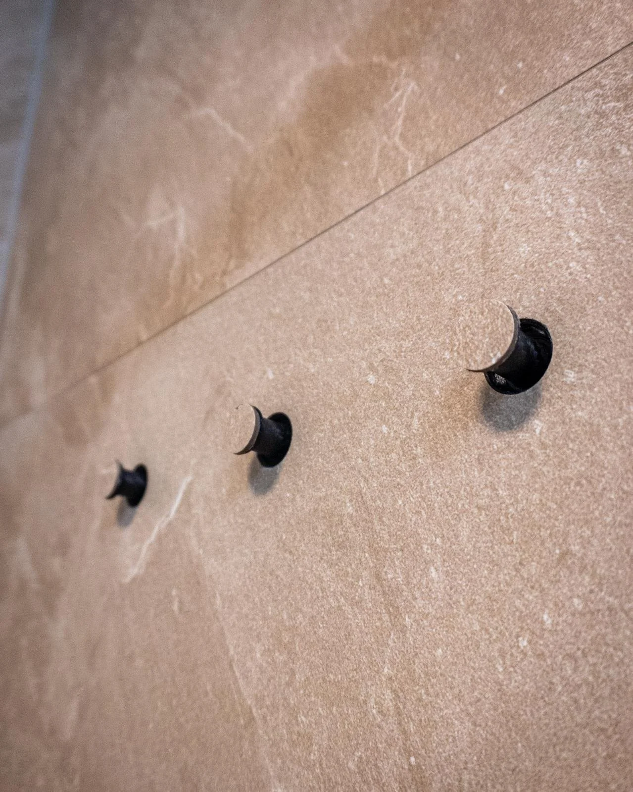 Porte-serviettes sur carrelage effet pierre salle de bain Marcq-en-Barœul