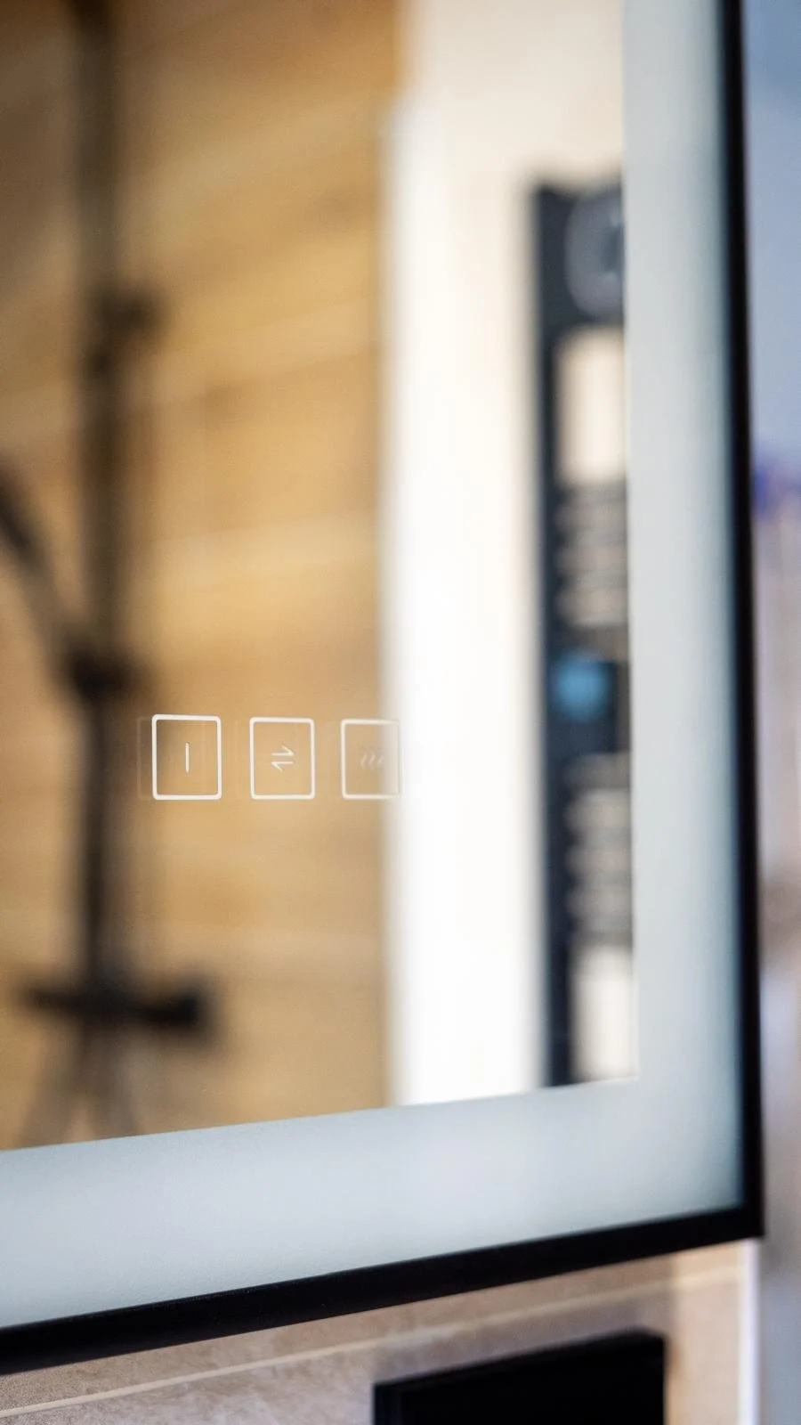 Une image floue d'un panneau de contrôle d'un four à micro-ondes avec des boutons numériques, vu à travers la vitre