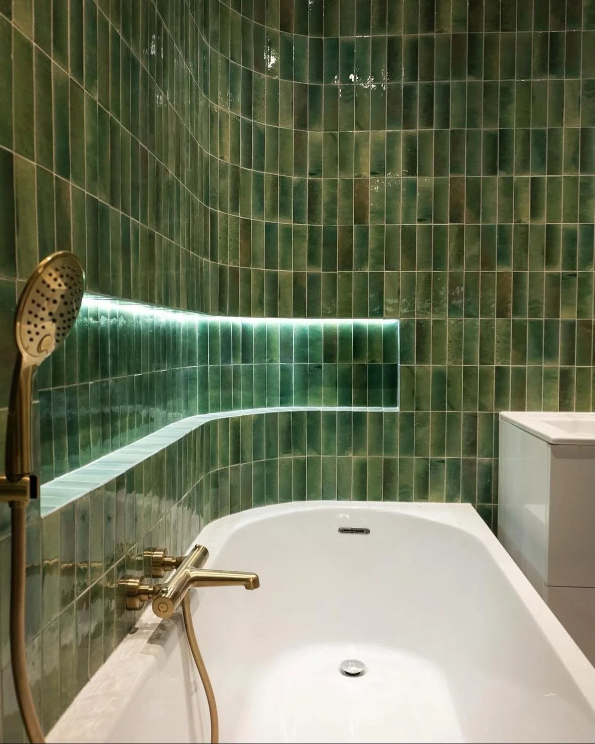 Baignoire et carrelage vert artisanal salle de bain Marcq-en-Barœul