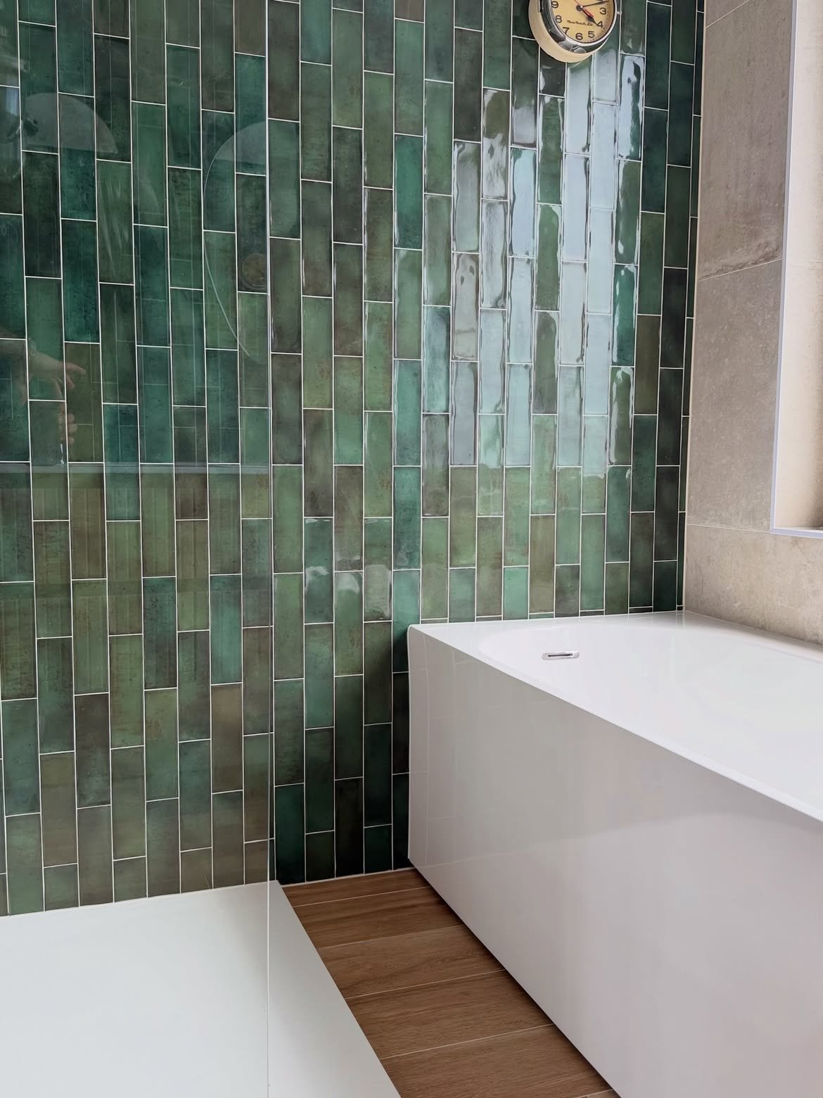 Baignoire îlot carrelage vert zellige artisanal sol bois salle de bain Hazebrouck