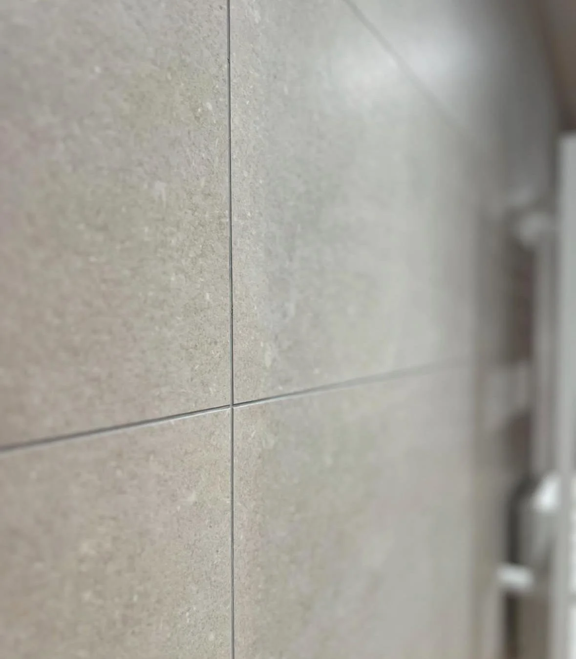 Carrelage beige grand format finition soignée salle de bain Marcq-en-Barœul
