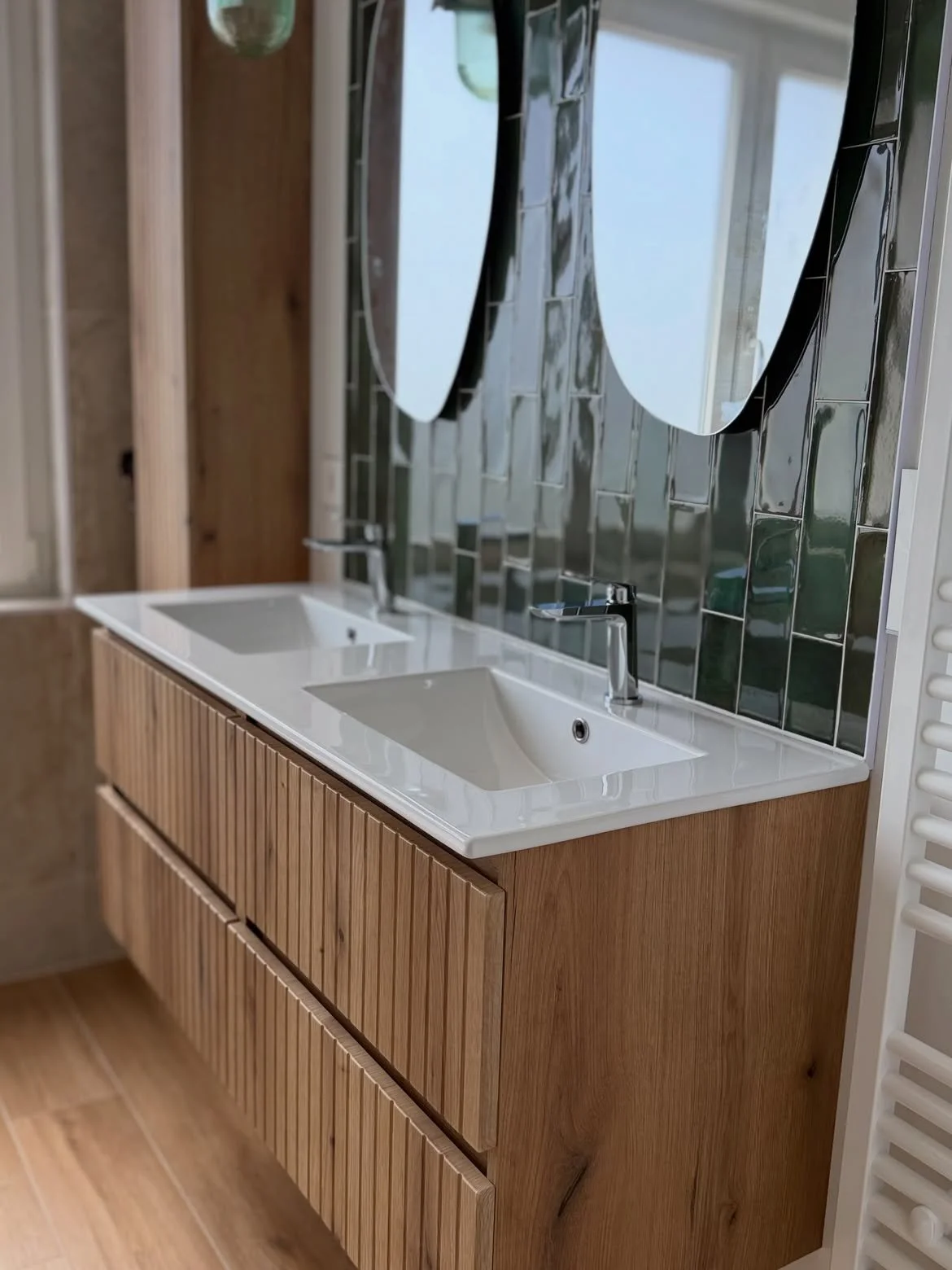 Double vasque encastrée meuble bois et miroirs ovales salle de bain Hazebrouck