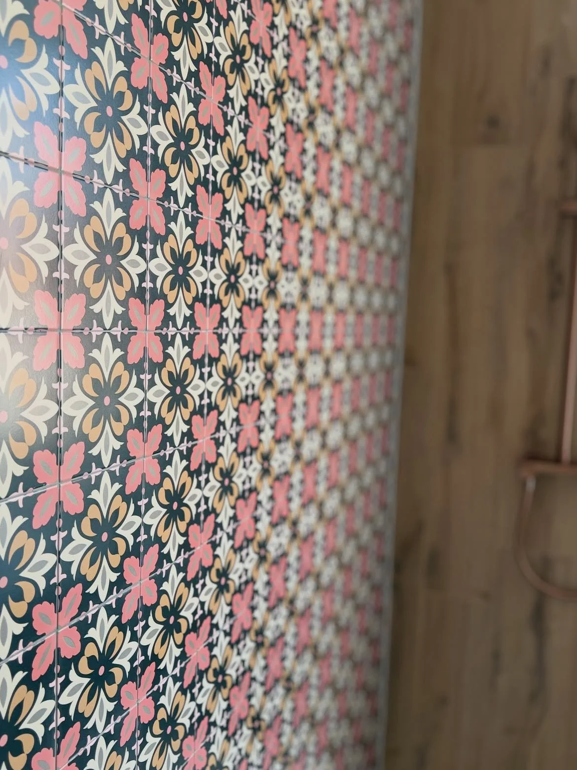 Gros plan carrelage floral rétro rose salle de bain haut de gamme La Bassée