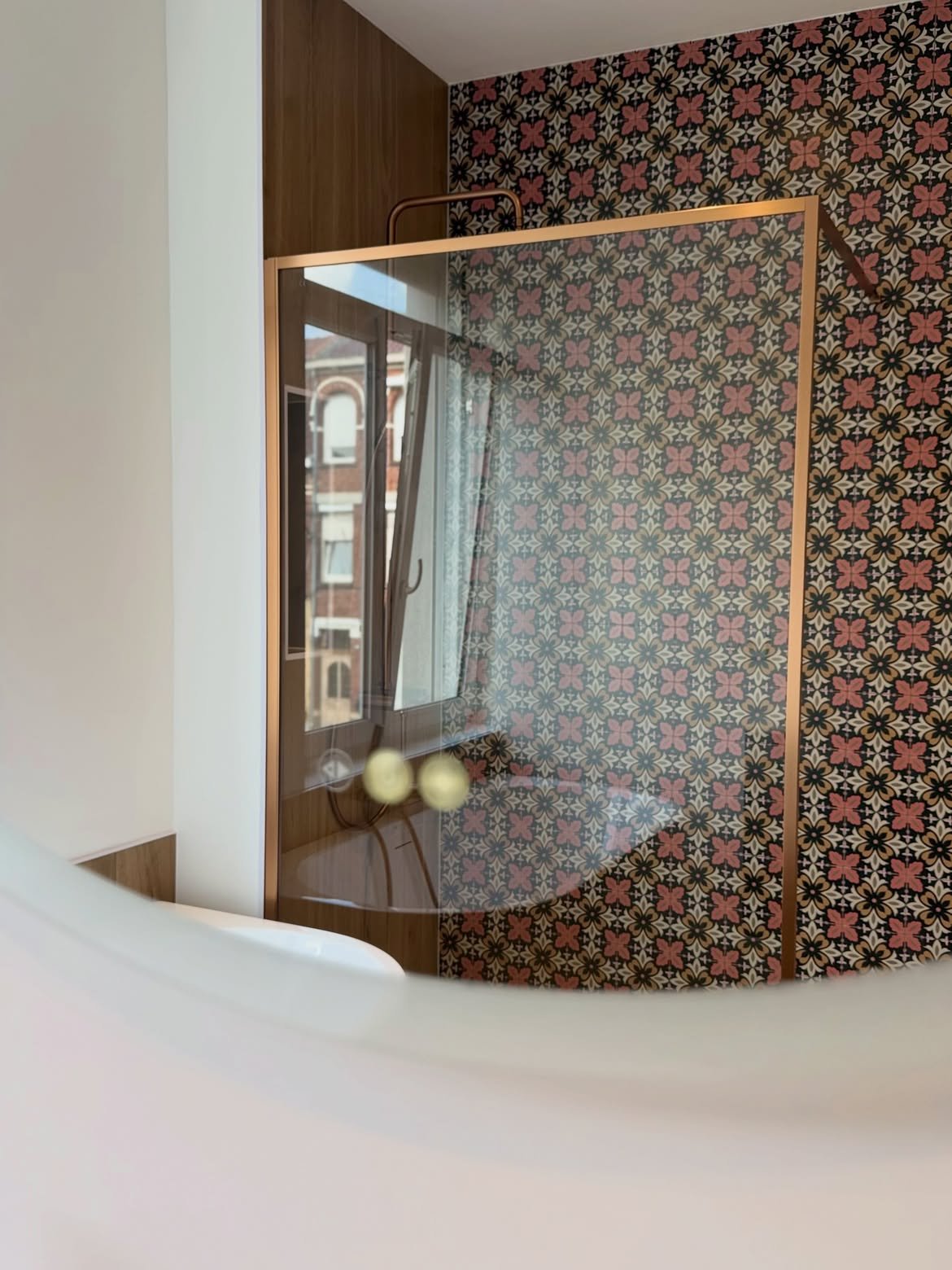 Paroi de douche cuivrée et carrelage floral rétro salle de bain La Bassée