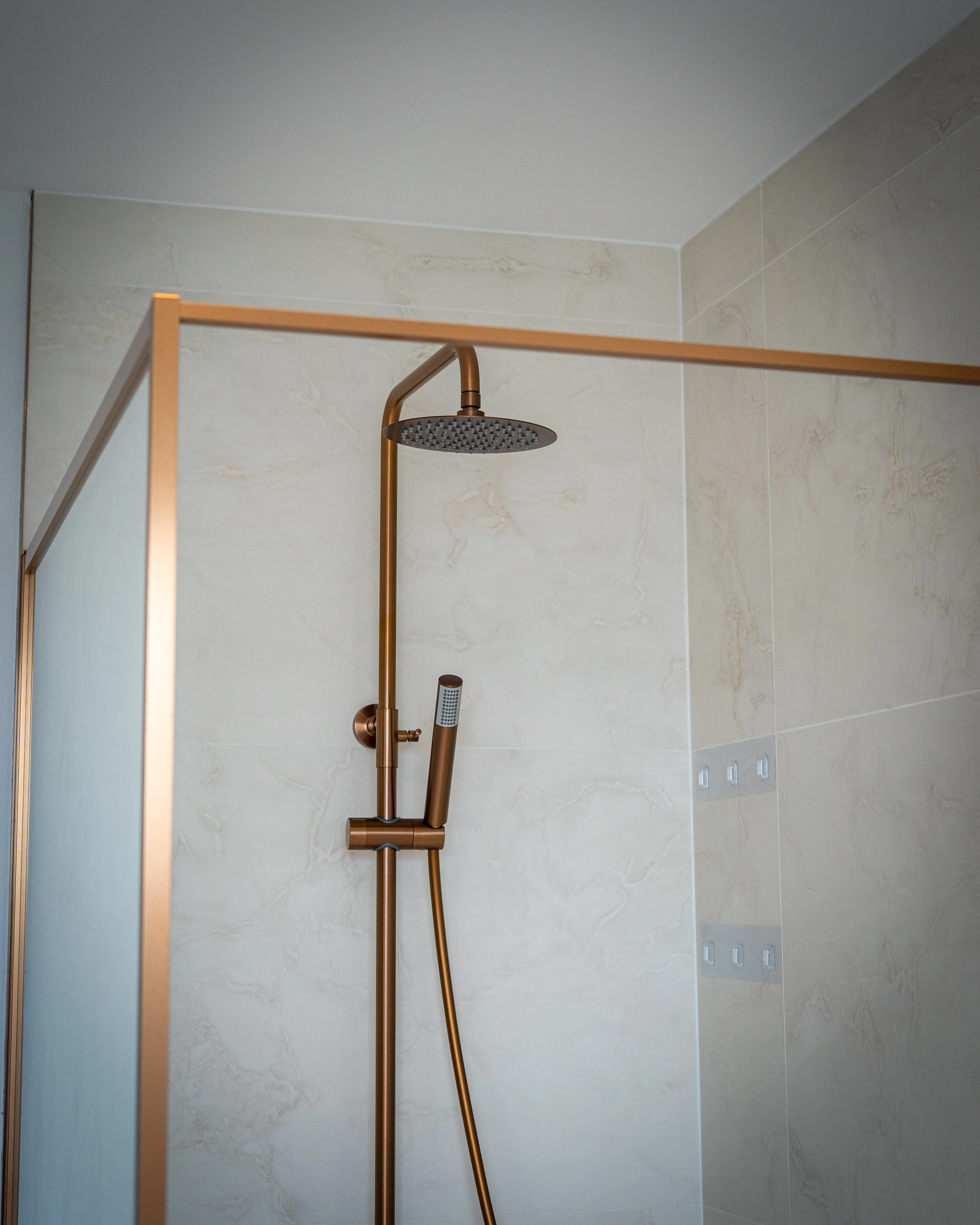 Colonne de douche dorée avec pommeau de tête salle de bain Tourcoing