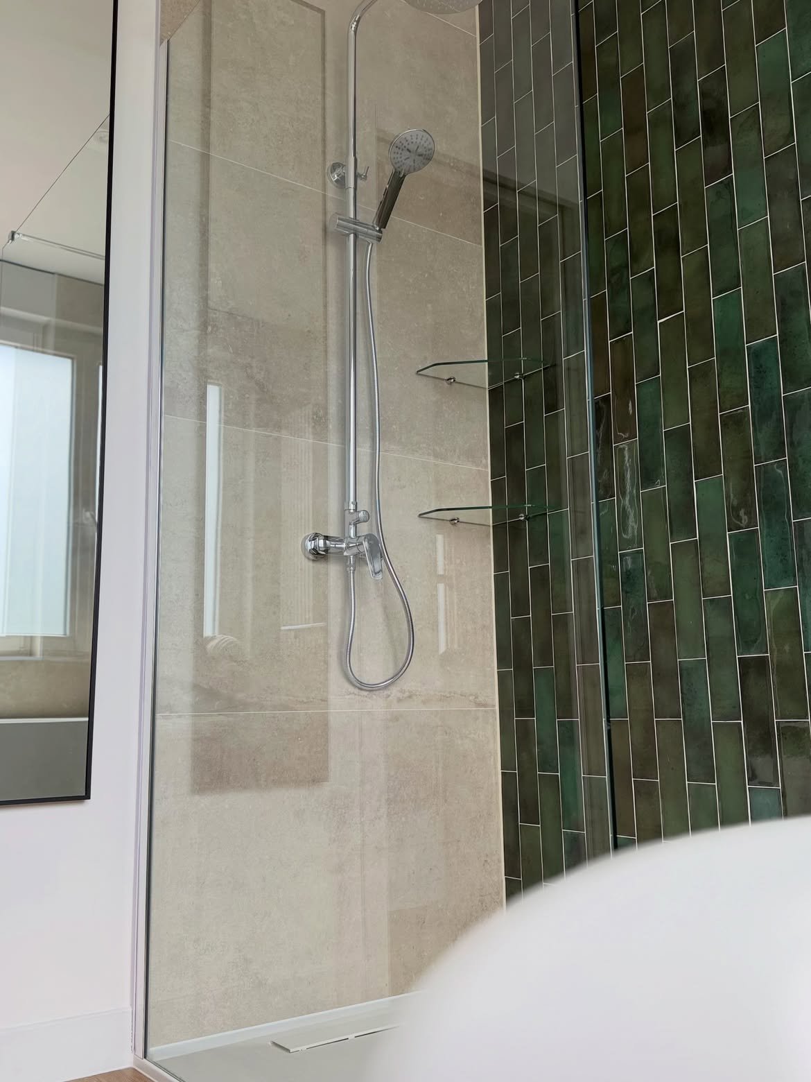 Douche à l'italienne carrelage vert zellige salle de bain Hazebrouck