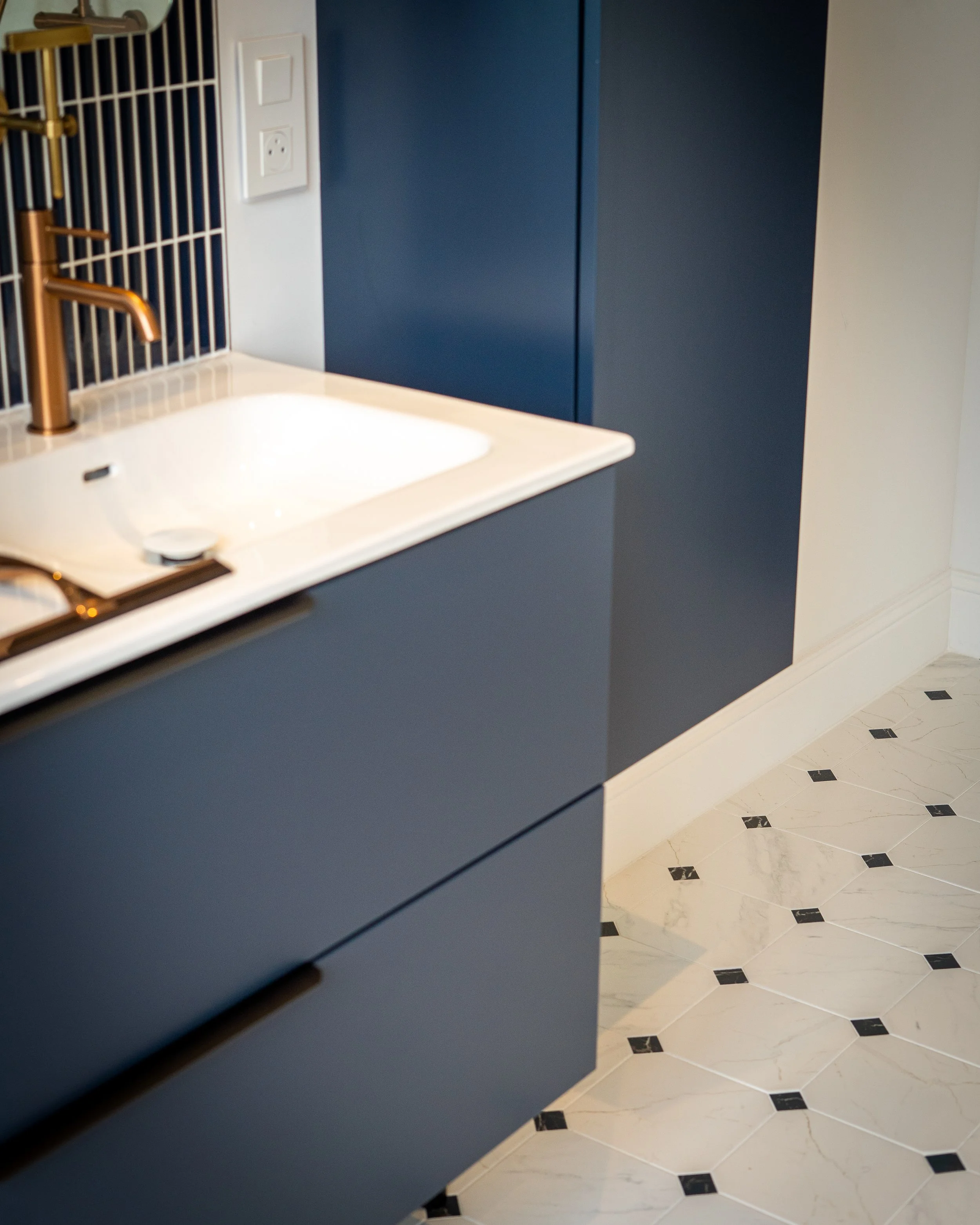 Vasque encastrée meuble bleu mat et robinetterie dorée salle de bain Tourcoing