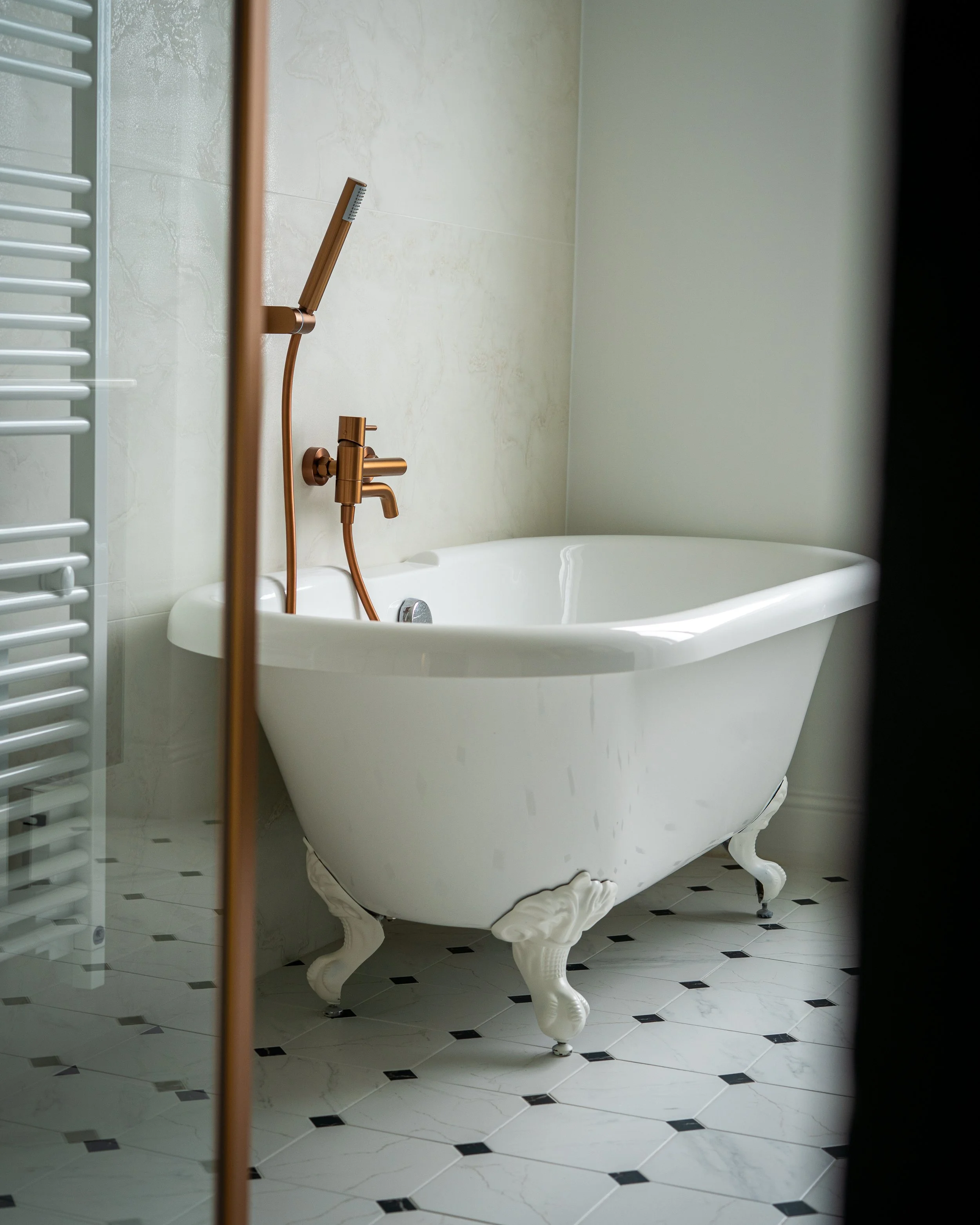 Baignoire sur pieds style rétro carrelage damier noir et blanc Tourcoing
