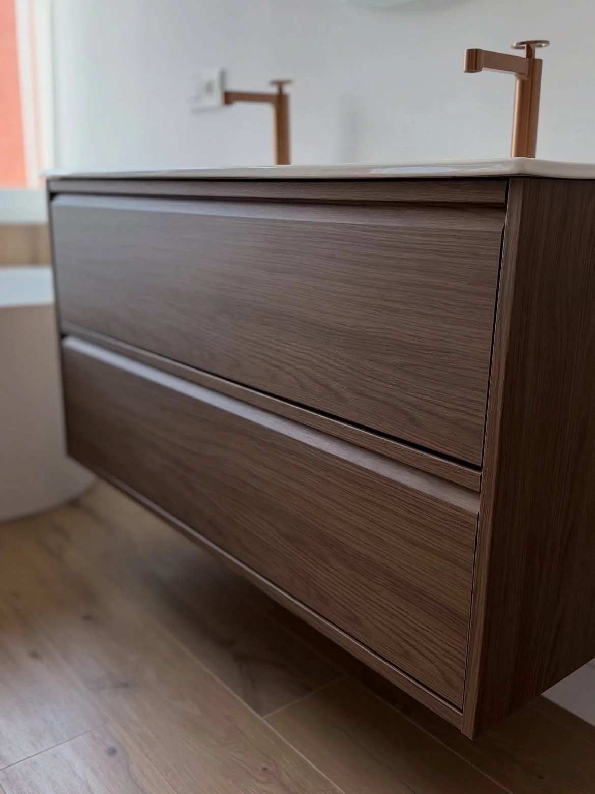 Meuble double vasque bois foncé sur mesure avec robinetterie cuivrée salle de bain La Bassée