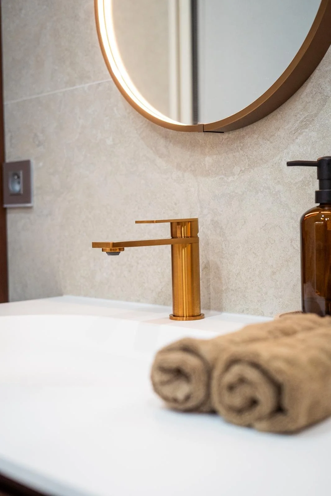 Détail robinetterie dorée salle de bain haut de gamme Marcq-en-Barœul