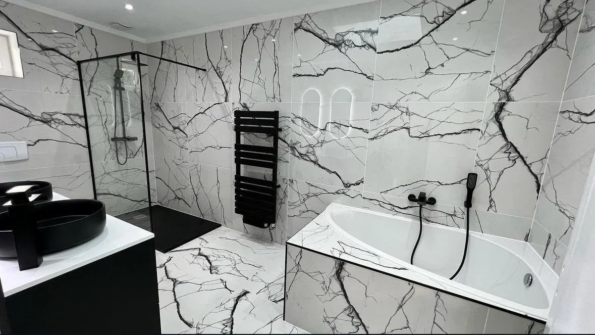 Salle de bain marbre blanc et noir avec baignoire Marcq-en-Barœul