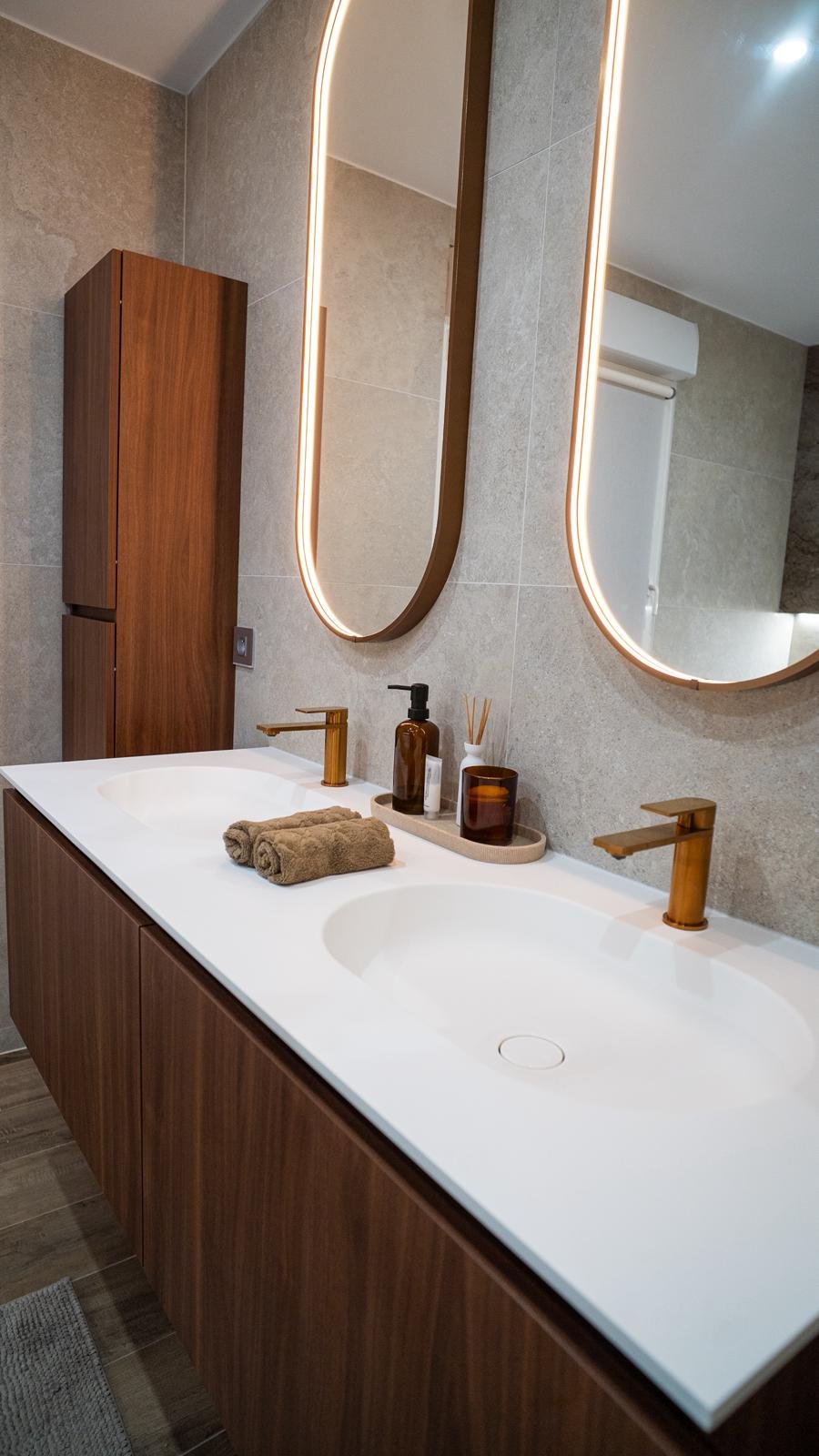 Double vasque meuble bois et miroirs ovales rétroéclairés Marcq-en-Barœul
