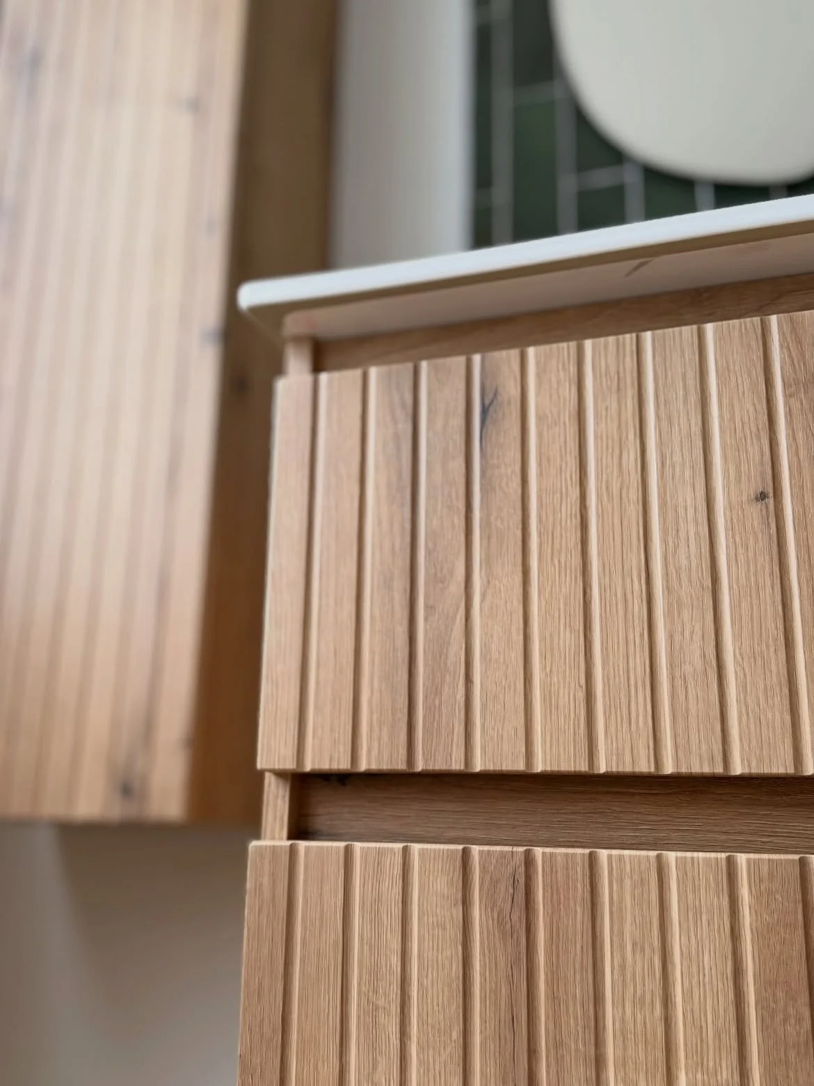 Détail meuble bois chêne strié sur mesure salle de bain Hazebrouck