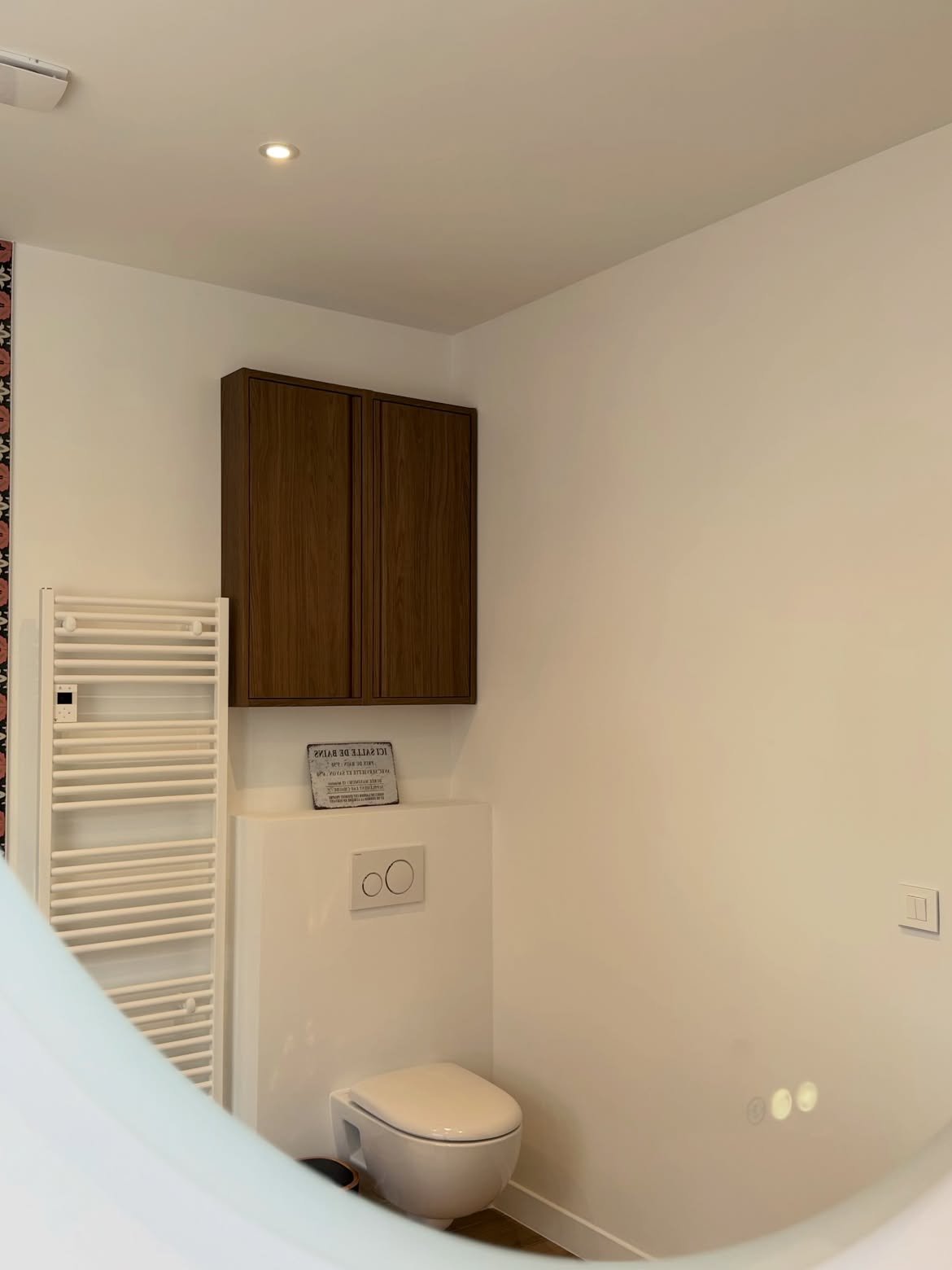 Vue ensemble salle de bain rénovée avec WC et sèche-serviette La Bassée